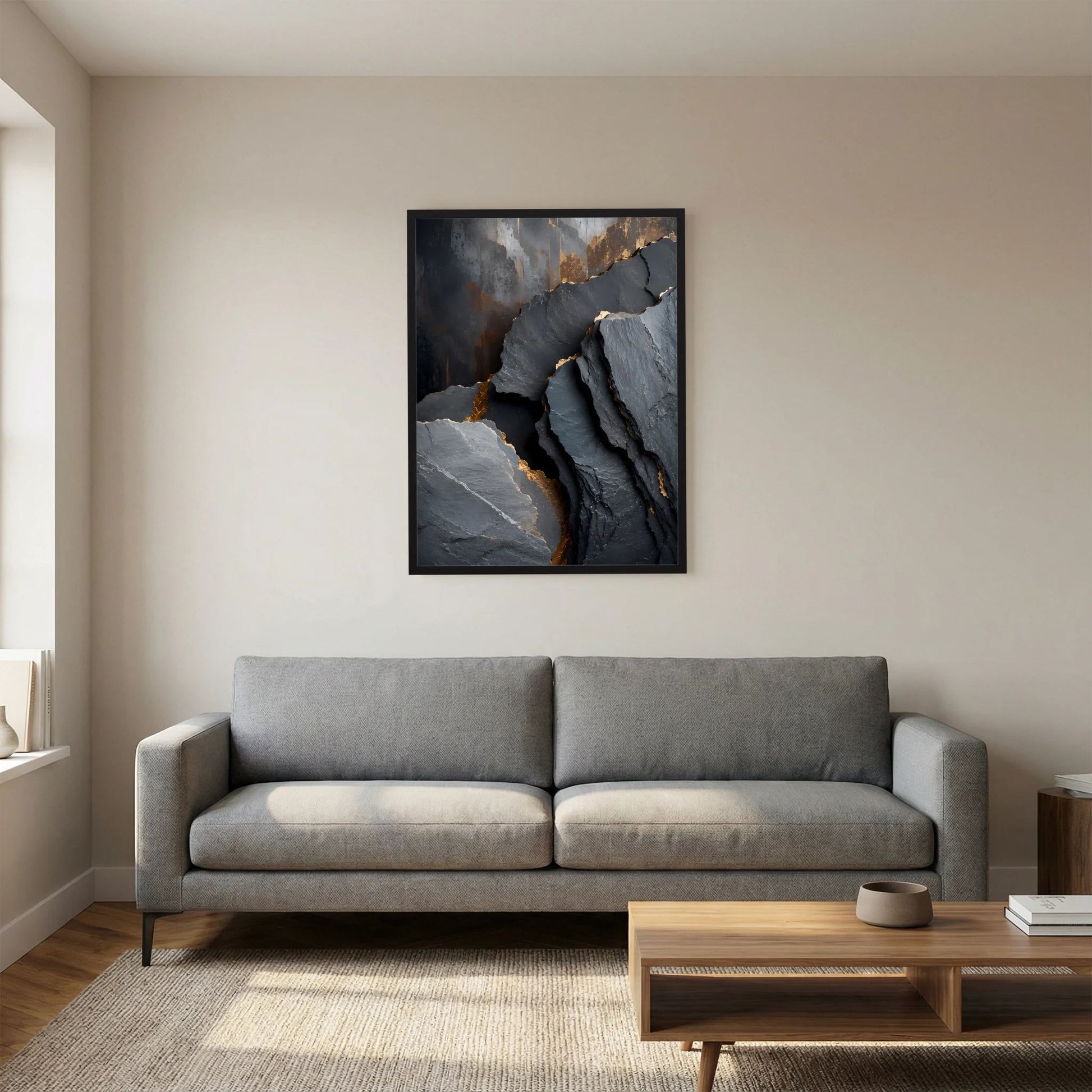 Hochformat-Poster mit abstrakter Steinlandschaft in Dunkelgrau, Schwarz und goldenen Linien, Rahmen