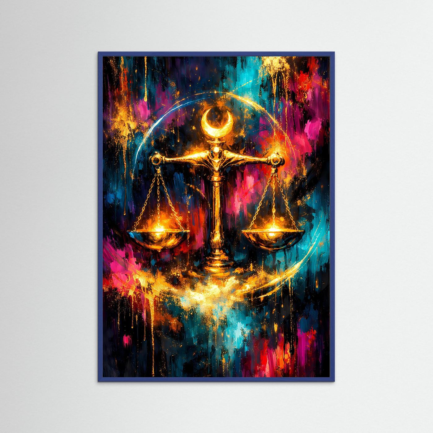 Poster mit goldener Waage auf abstraktem Farbfeld in Blau, Pink und Gelb.