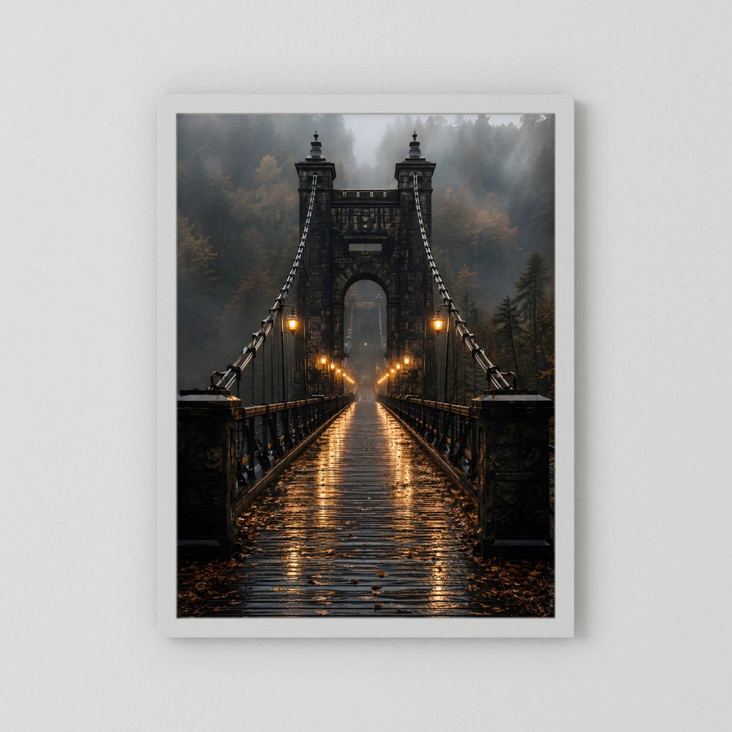 Hochformat-Poster der Hängebrücke im Nebelwald mit leuchtenden Laternen, weißer Rahmen