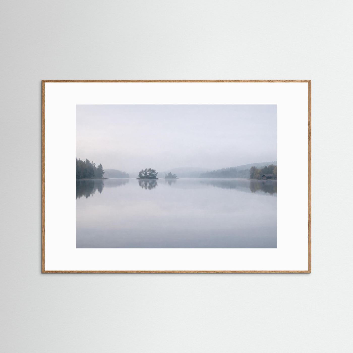 Stille im Nebel | Skandinavischer See Naturposter Querformat
