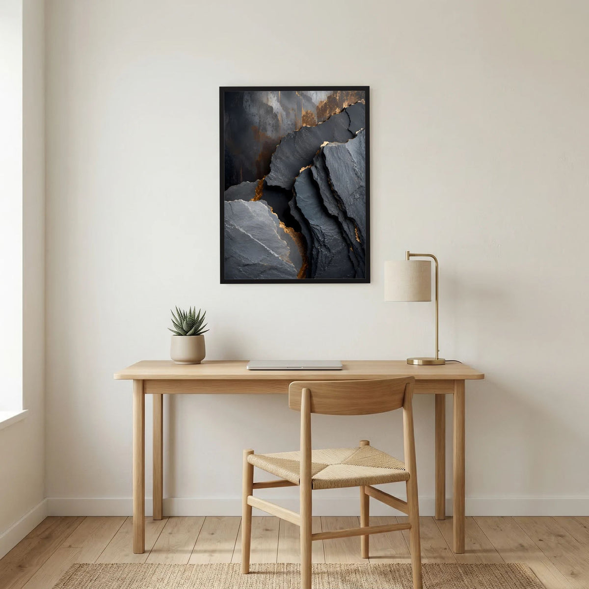 Hochformat-Poster mit abstrakter Steinlandschaft in Dunkelgrau, Schwarz und Gold, schwarzer Rahmen