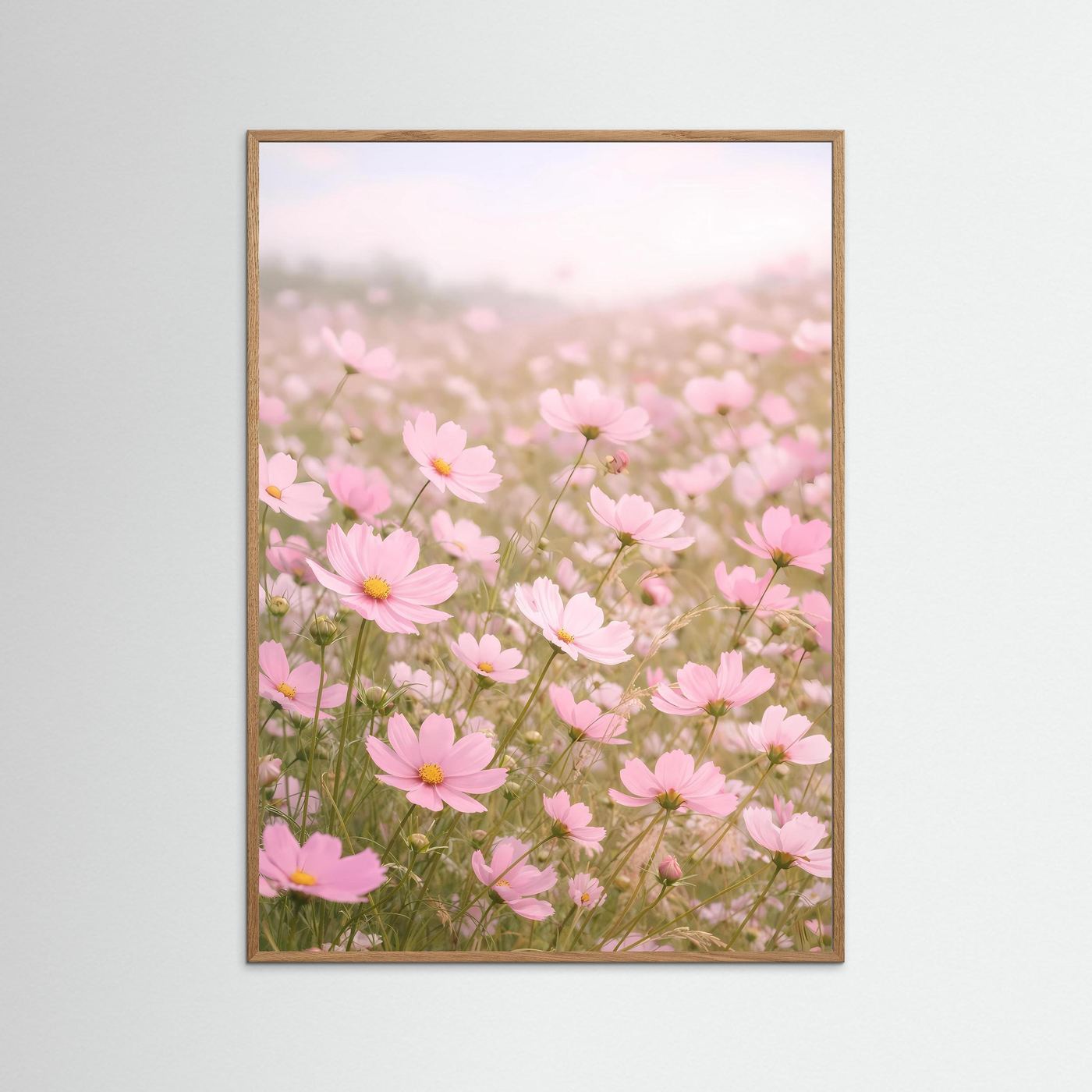 Hochformatiges Poster im hellbraunen Holzrahmen mit rosa Blütenwiese