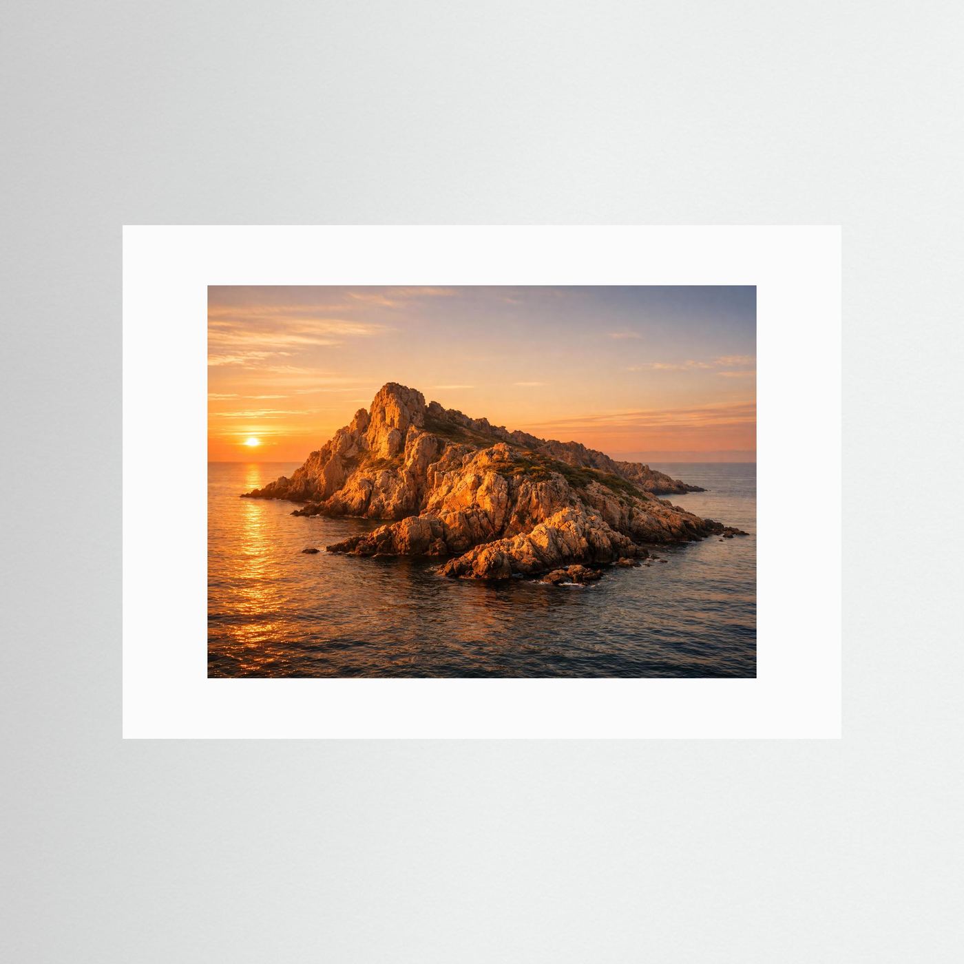 Panorama-Naturposter mit weißem Rand und goldfarbenem Sonnenuntergang über Felseninsel
