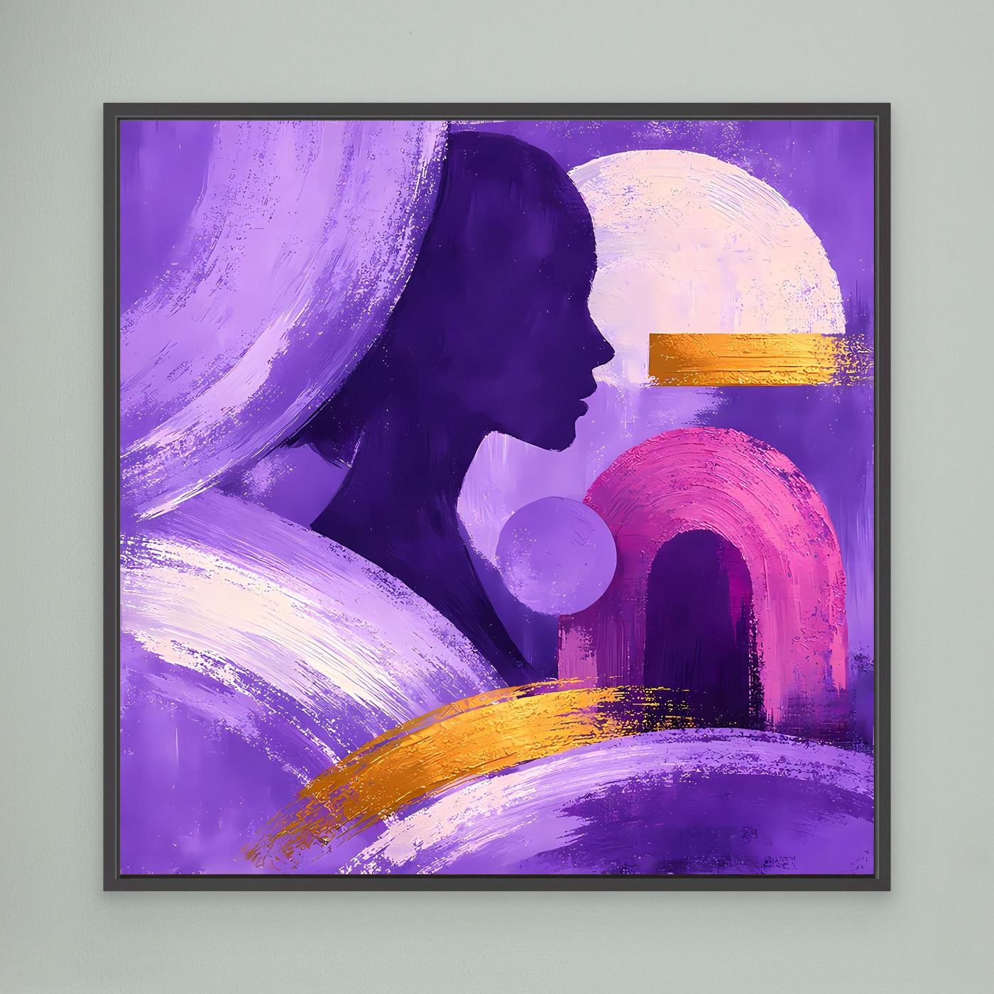 Abstraktes Leinwandbild mit violettem Frauenprofil und Goldakzenten, schwarz gerahmt.