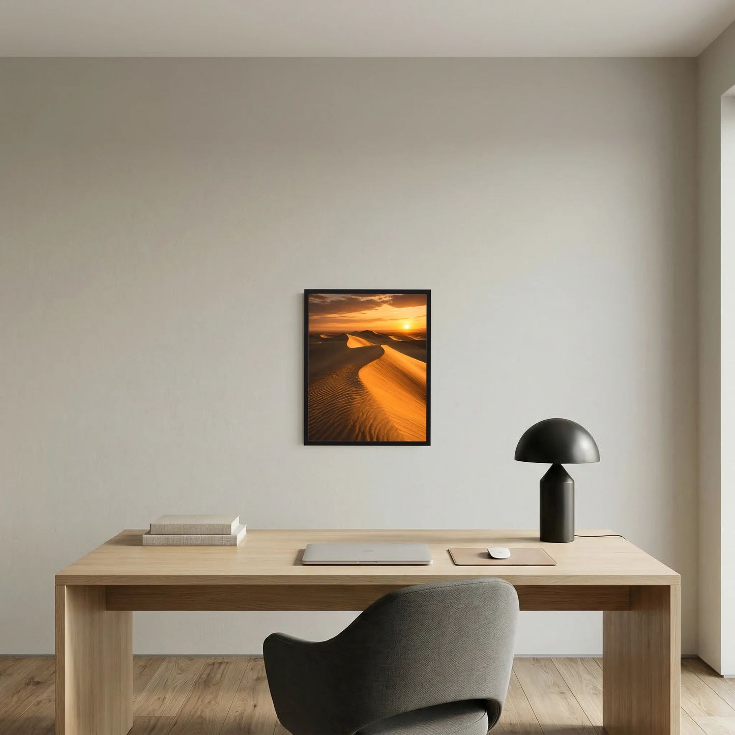 Hochformatiges Poster mit Sanddünen bei Sonnenuntergang, schwarzer Rahmen