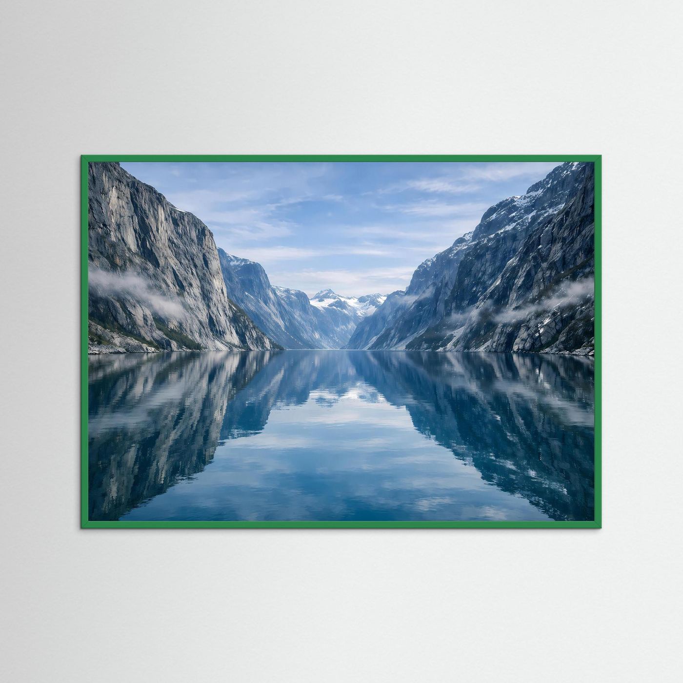 Wandposter mit Fjordlandschaft, grüner Rahmenleiste