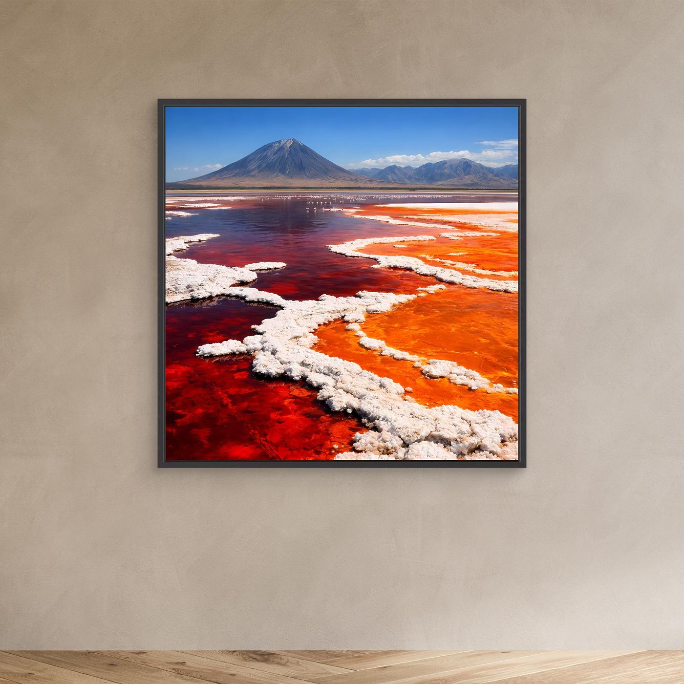 Kleines Leinwandbild mit rotem Salzsee und Vulkan im schwarzen Rahmen