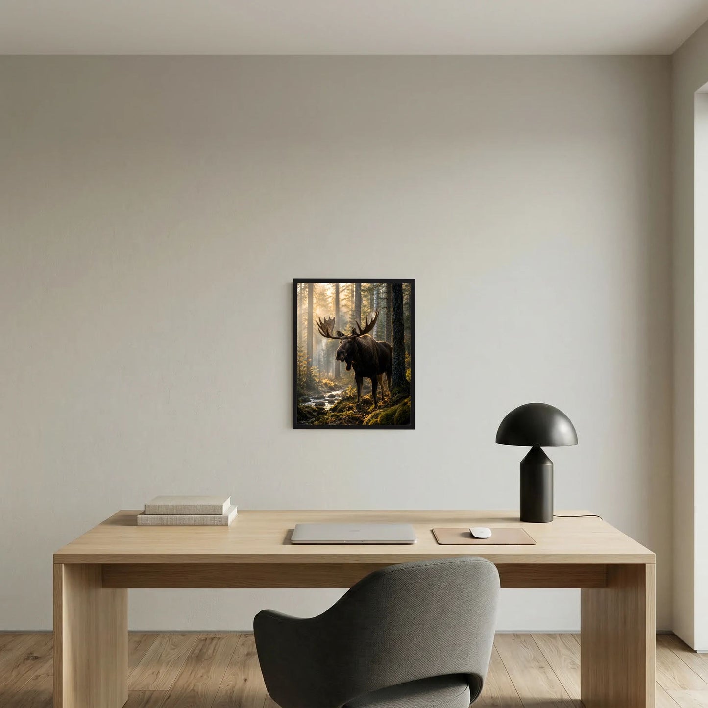 Naturposter im Hochformat mit Elch im Wald, warmes Sonnenlicht, schwarzer Rahmen