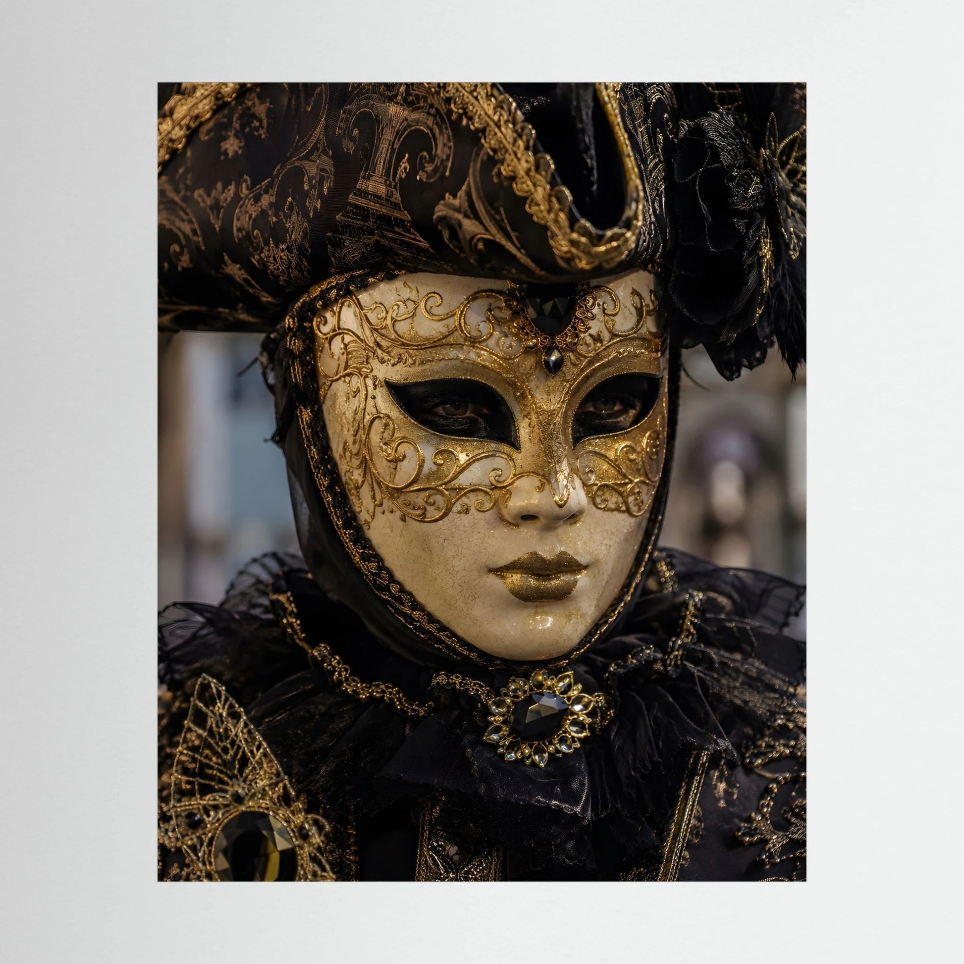 Poster (Hochformat) mit venezianischer Maske: schwarz-goldene Ornamente und Goldaugen