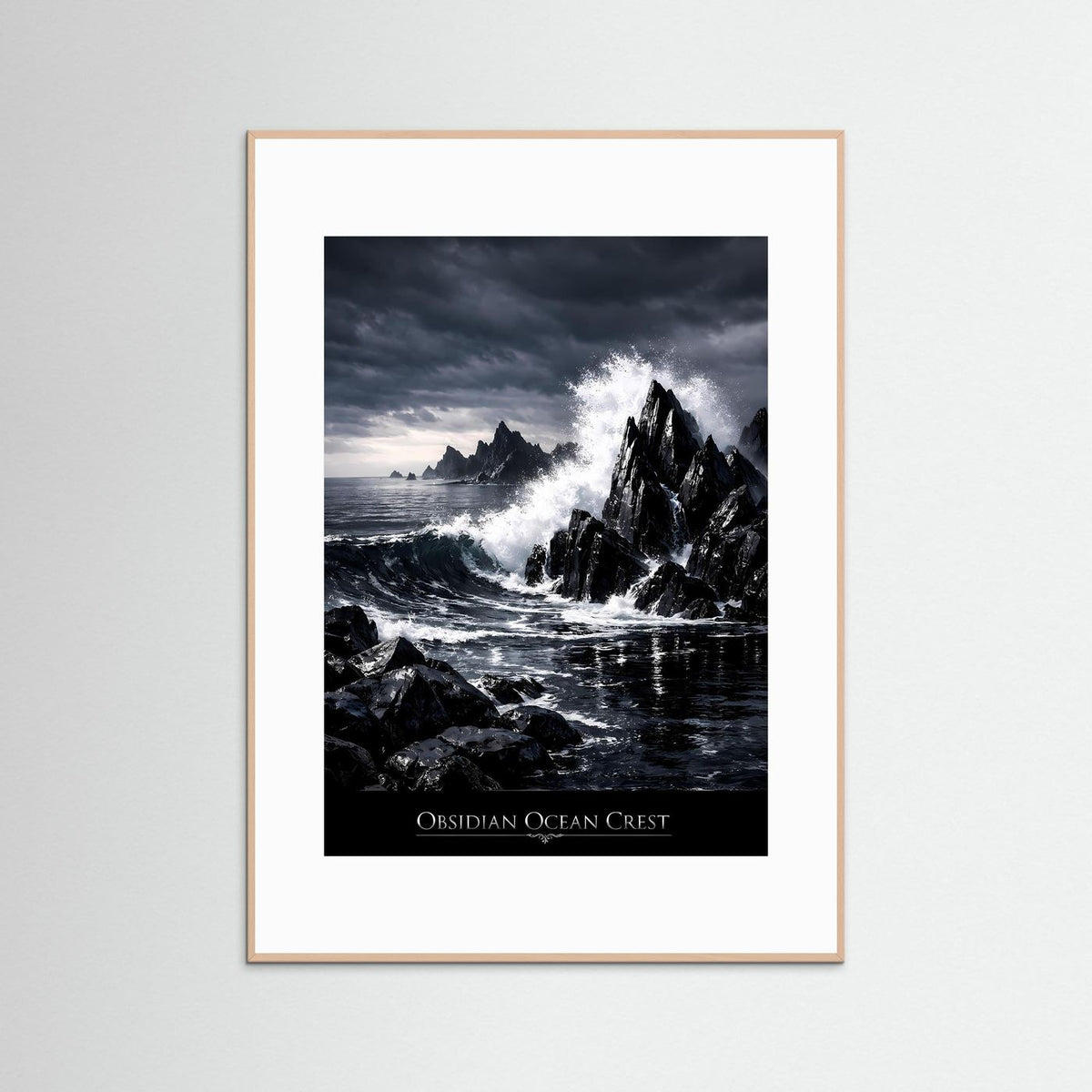 Poster im Hochformat mit Sturmflut und schwarzen Felsen, hellbrauner Holzrahmen