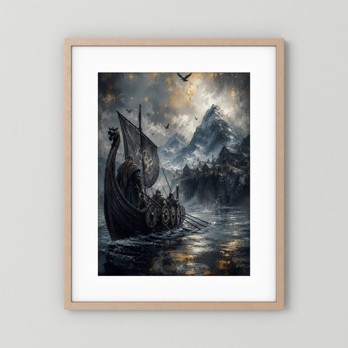 Poster mit hellem Holzrahmen und weißem Rand, Wikinger-Langboot im goldenen Licht