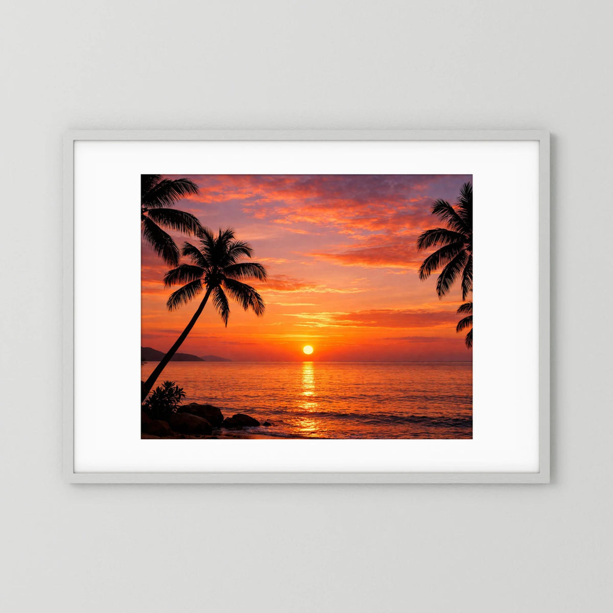 Querformatiges Poster mit Sonnenuntergang am Meer und Palmen-Silhouetten, weißer Rahmen