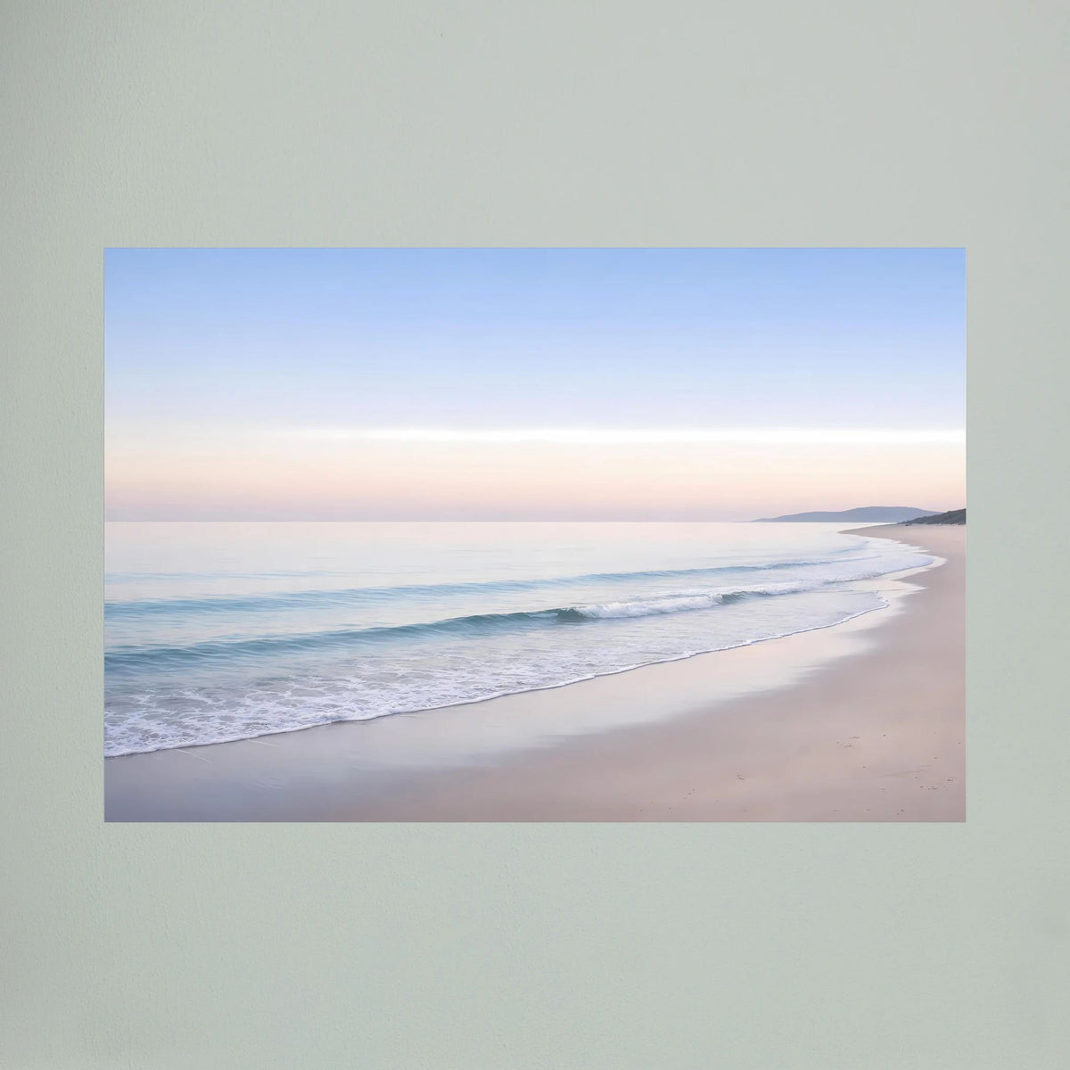 Meerstrand-Wandposter im Querformat mit weitem Blick, pastelligem Himmel und Wellen