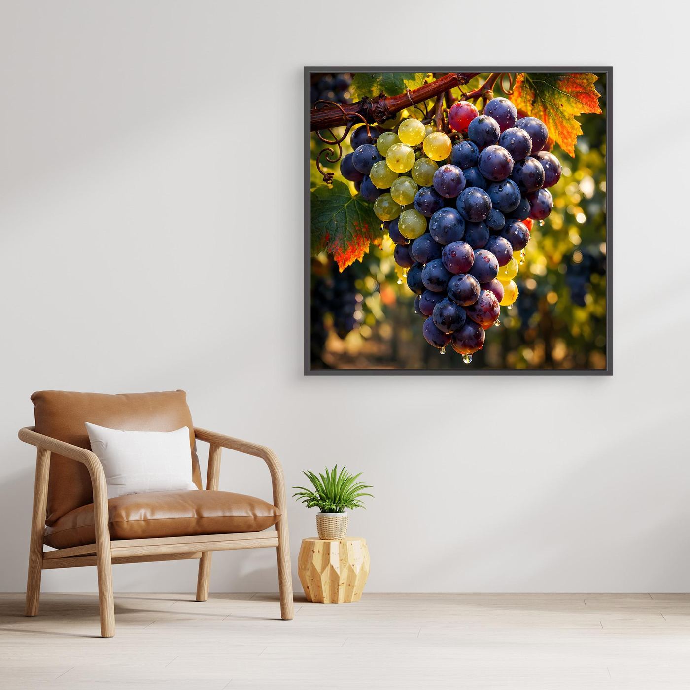 Leinwand-Wandbild mit Weintrauben an der Rebe, dunkler Holzrahmen