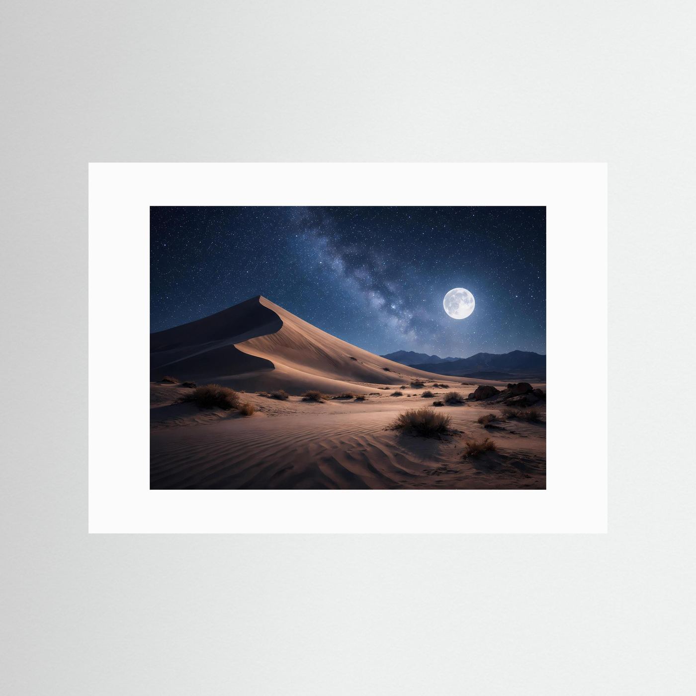 Querformat-Poster mit Wüste und Mond über Dünen im Sternenhimmel, mit weißem Rand