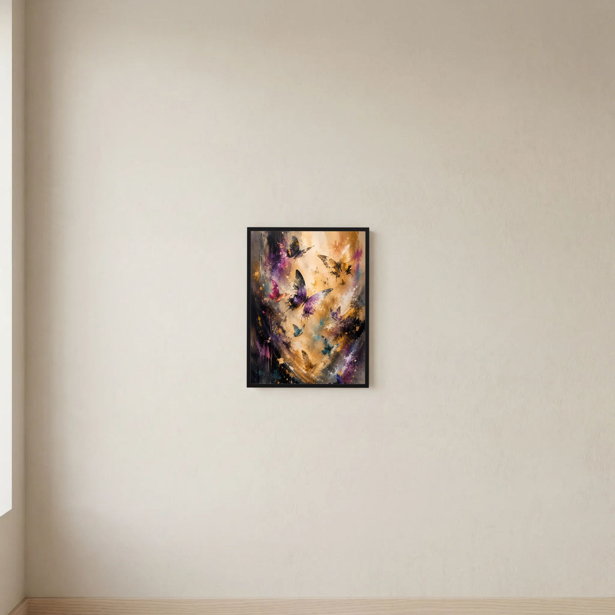 Kleines Hochformat-Poster mit abstrakten Schmetterlingen in Gold und Violett, schwarzer Rahmen