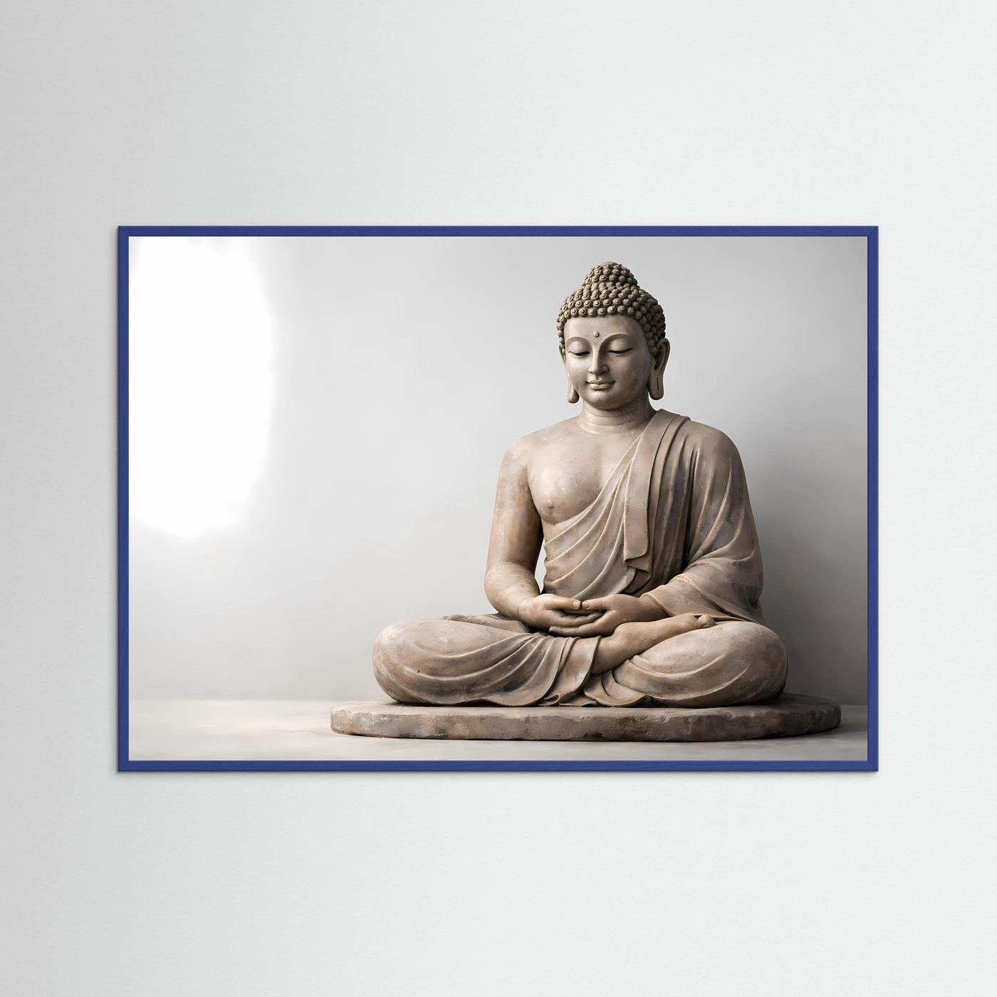 Poster mit sitzendem Buddha in Meditation, blauer Rahmen