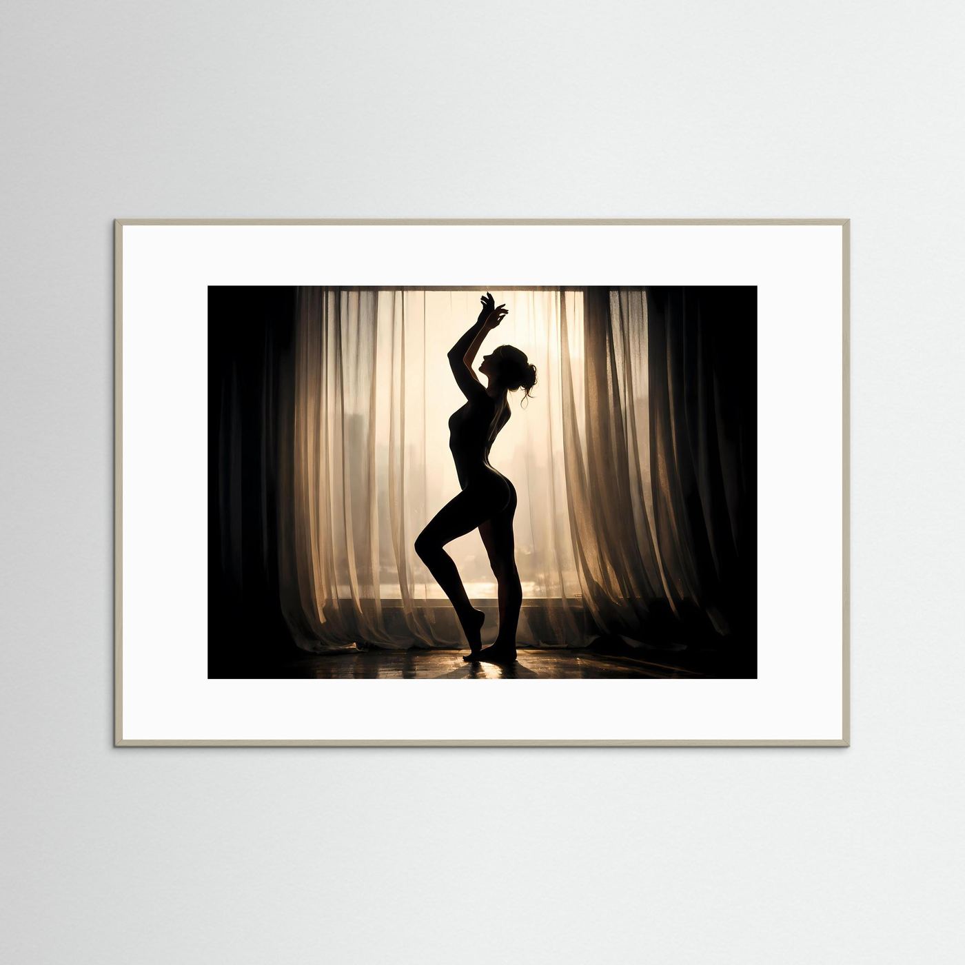 Gerahmtes Wandbild mit Frauen-Silhouette in Schwarz vor warmem Licht und Vorhängen, weißer Rahmen