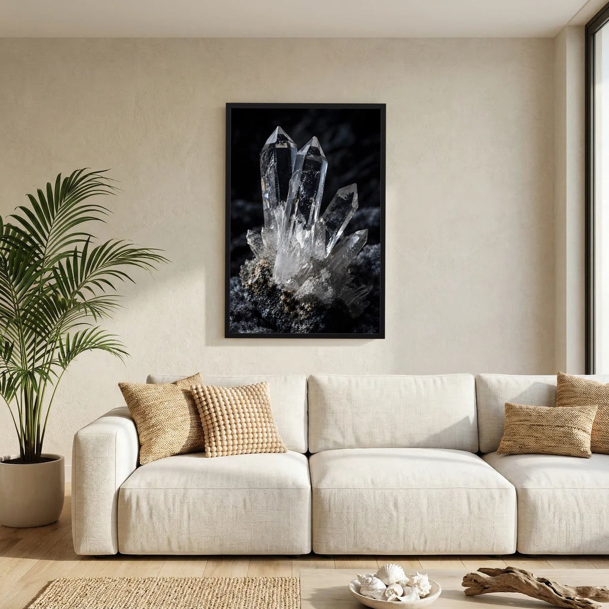 Mineralien-Wandbild mit klarem Quarzkristall im schwarzen Rahmen, auf dunklem Gestein