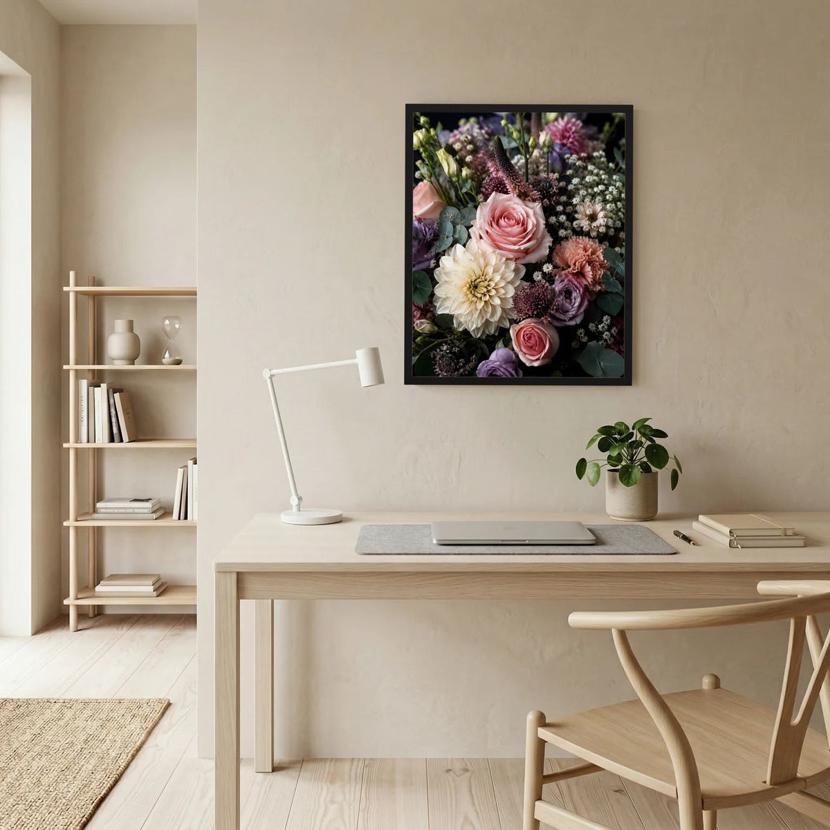 Florales Blumenposter mit rosa Rosen, weißen Blüten und dunklen Akzenten im schwarzen Rahmen