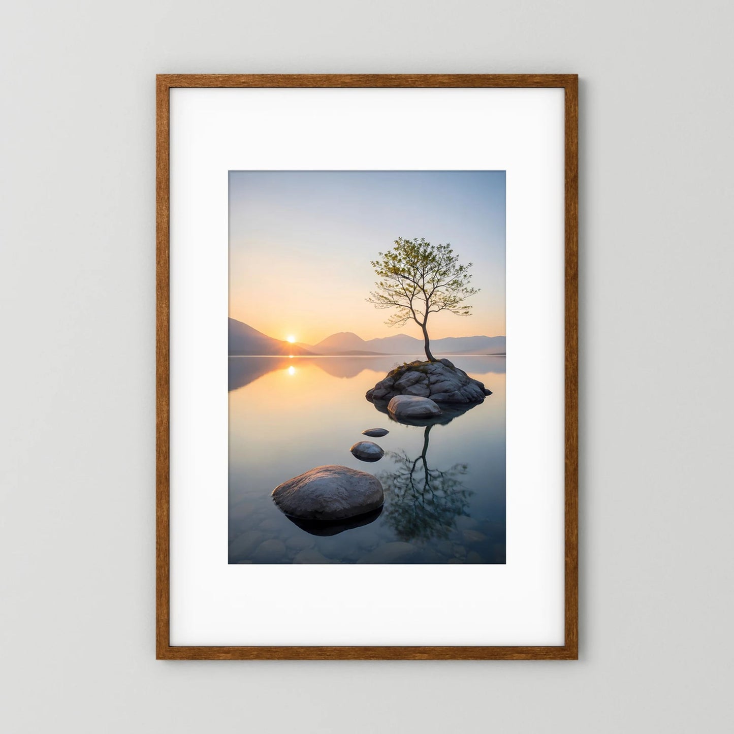 Baum im Bergsee bei Sonnenuntergang | Ruhige Natur mit Spiegelung | Poster Hochformat