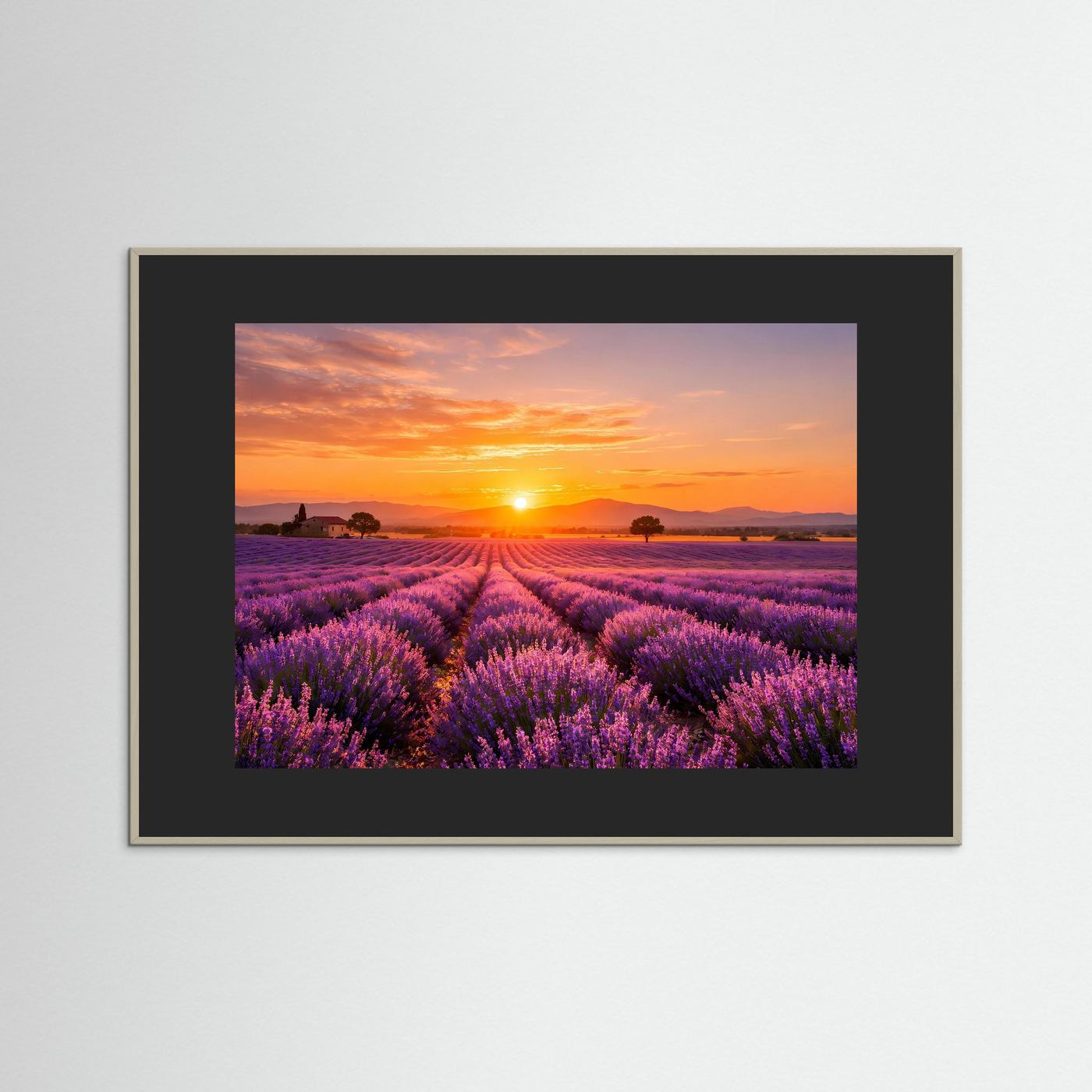 Poster mit Lavendelfeld und Sonnenuntergang, brauner Holzrahmen