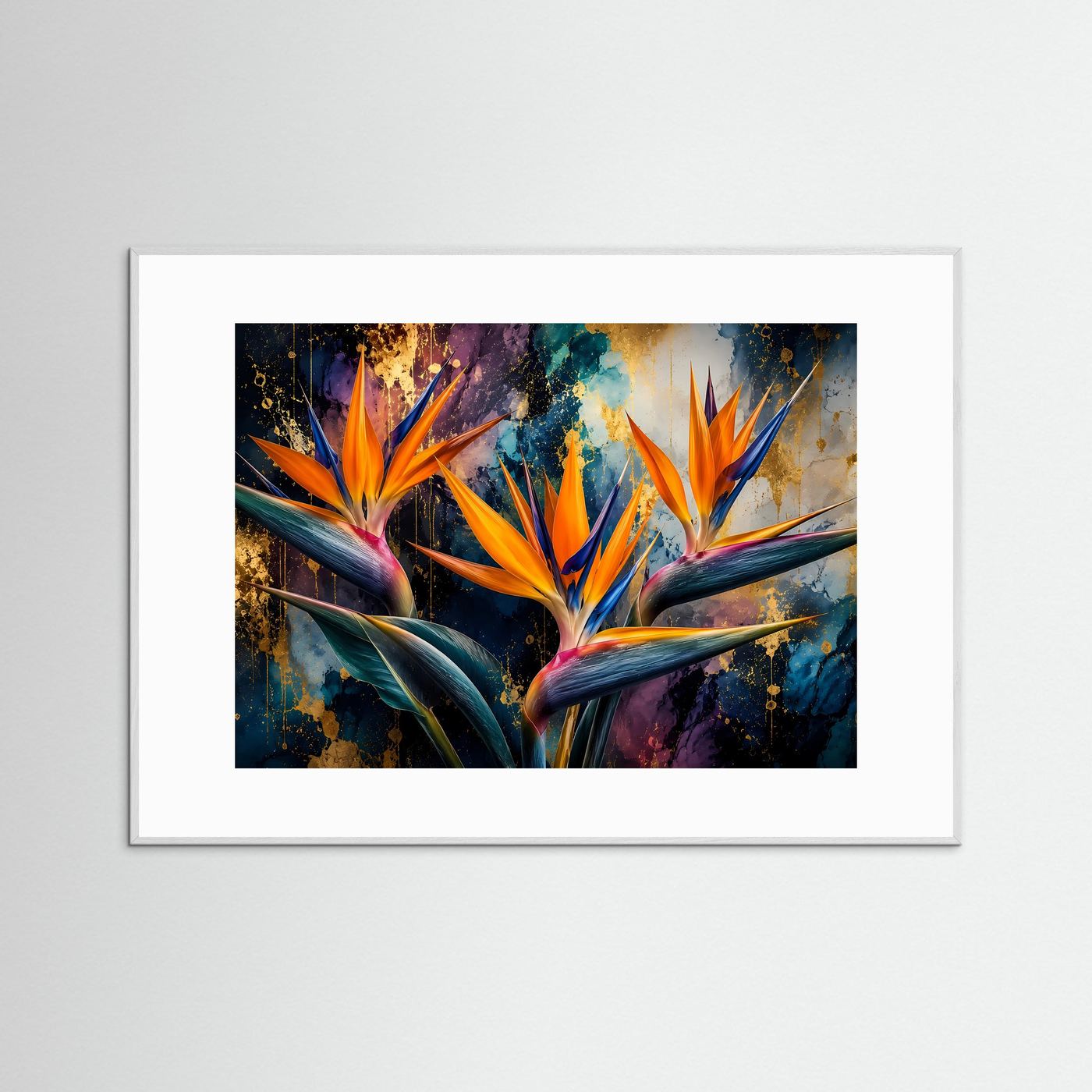 Blumenposter im Querformat mit Paradiesvogelblumen und Goldakzenten, weißer Holzrahmen