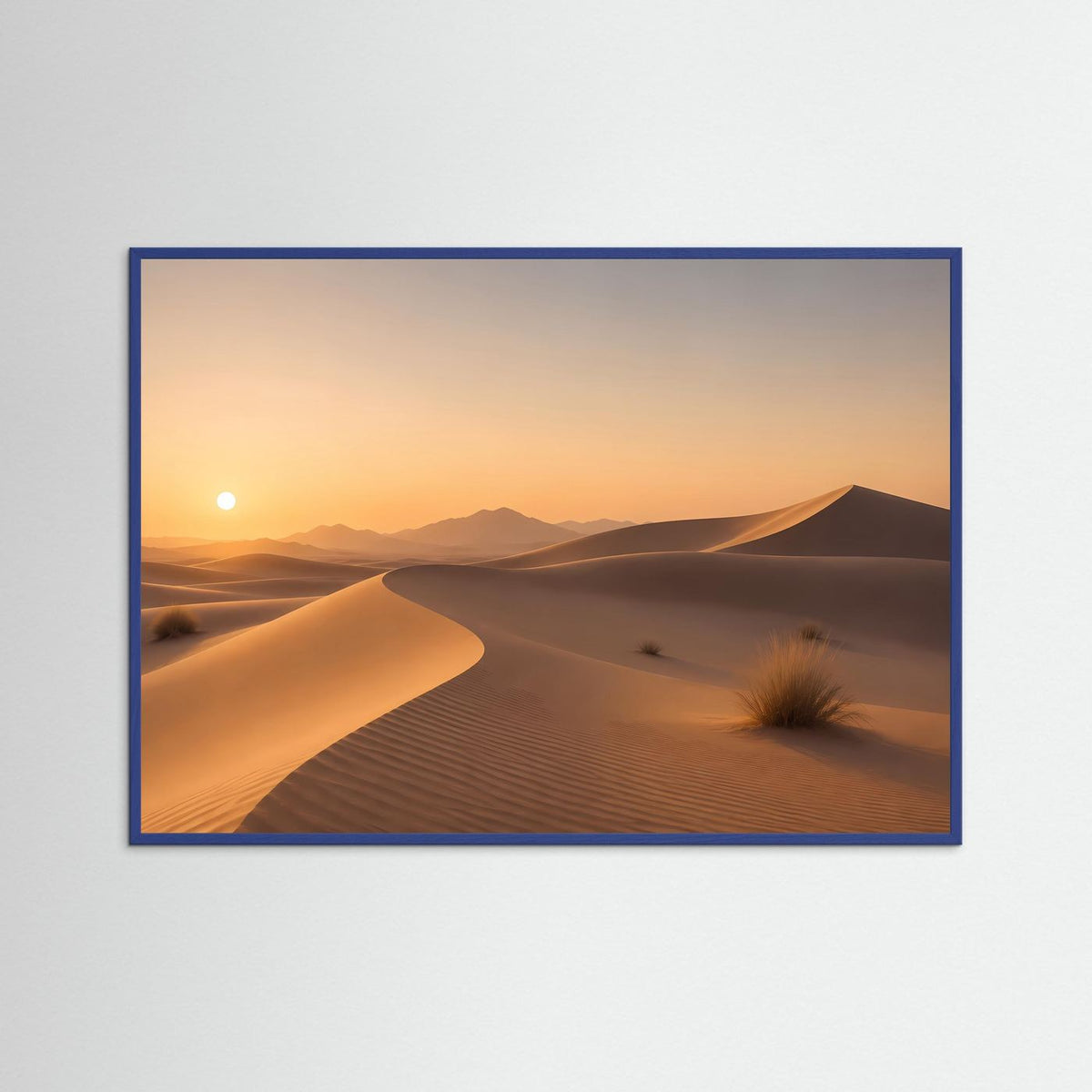 Wüstenlandschafts-Druck im Querformat mit Sanddünen bei Sonnenuntergang, blauer Rahmen