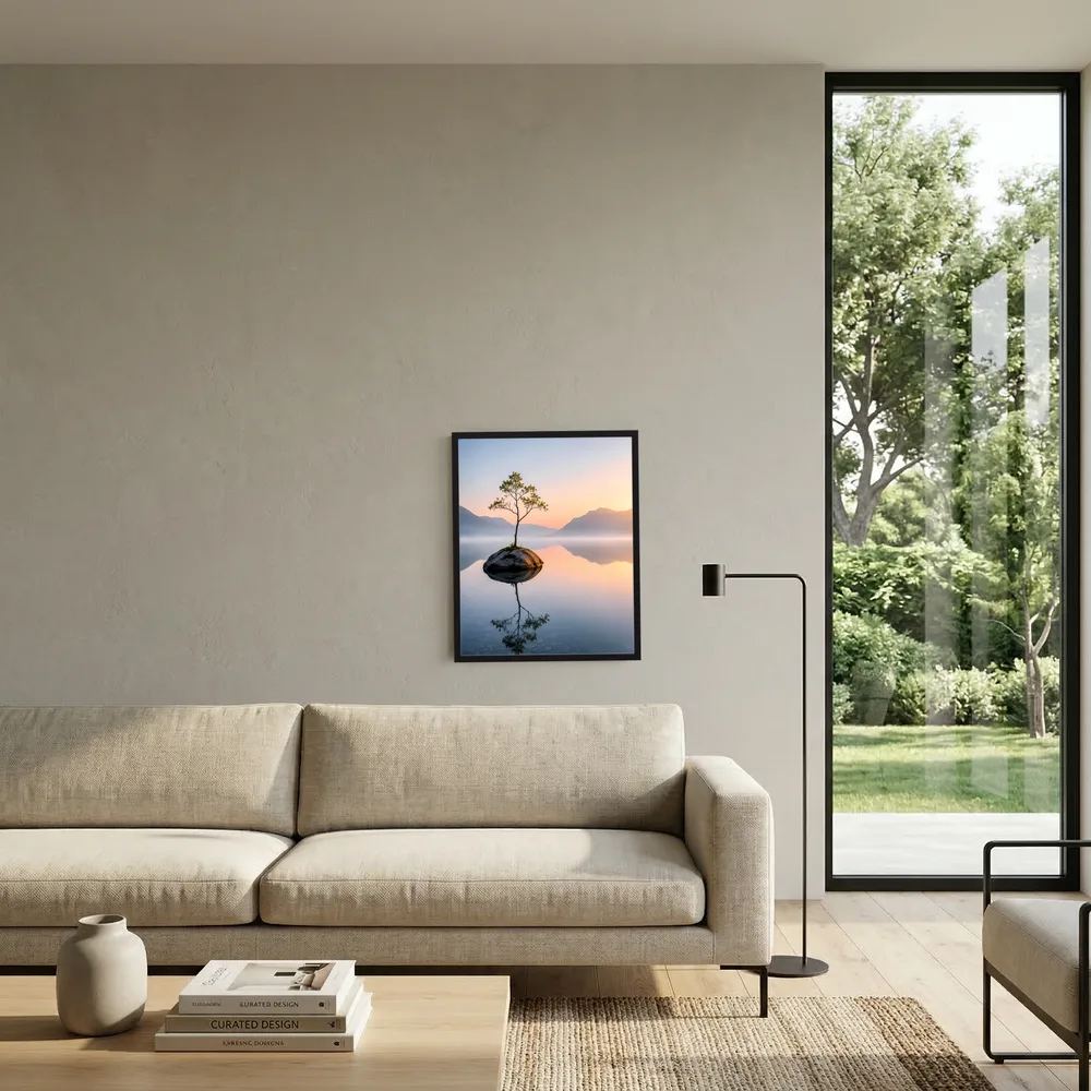 Gerahmtes Kunstposter: Baum auf Steininsel im Bergsee mit Spiegelung und warmem Himmel.