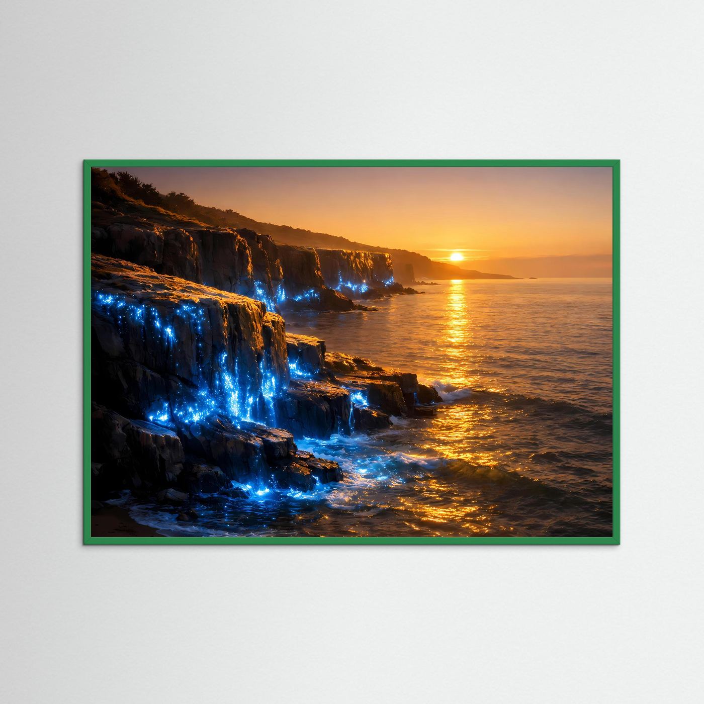 Küstenposter (Querformat) mit grünem Rahmen: leuchtende Klippen mit blauem Schimmer bei Sonnenuntergang.