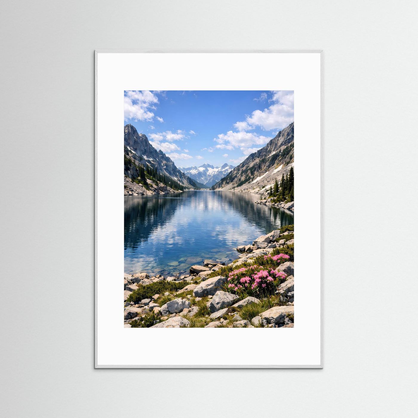 Alpenposter mit spiegelndem Bergsee, Wildblumen am Ufer, silbergrauer Holzrahmen