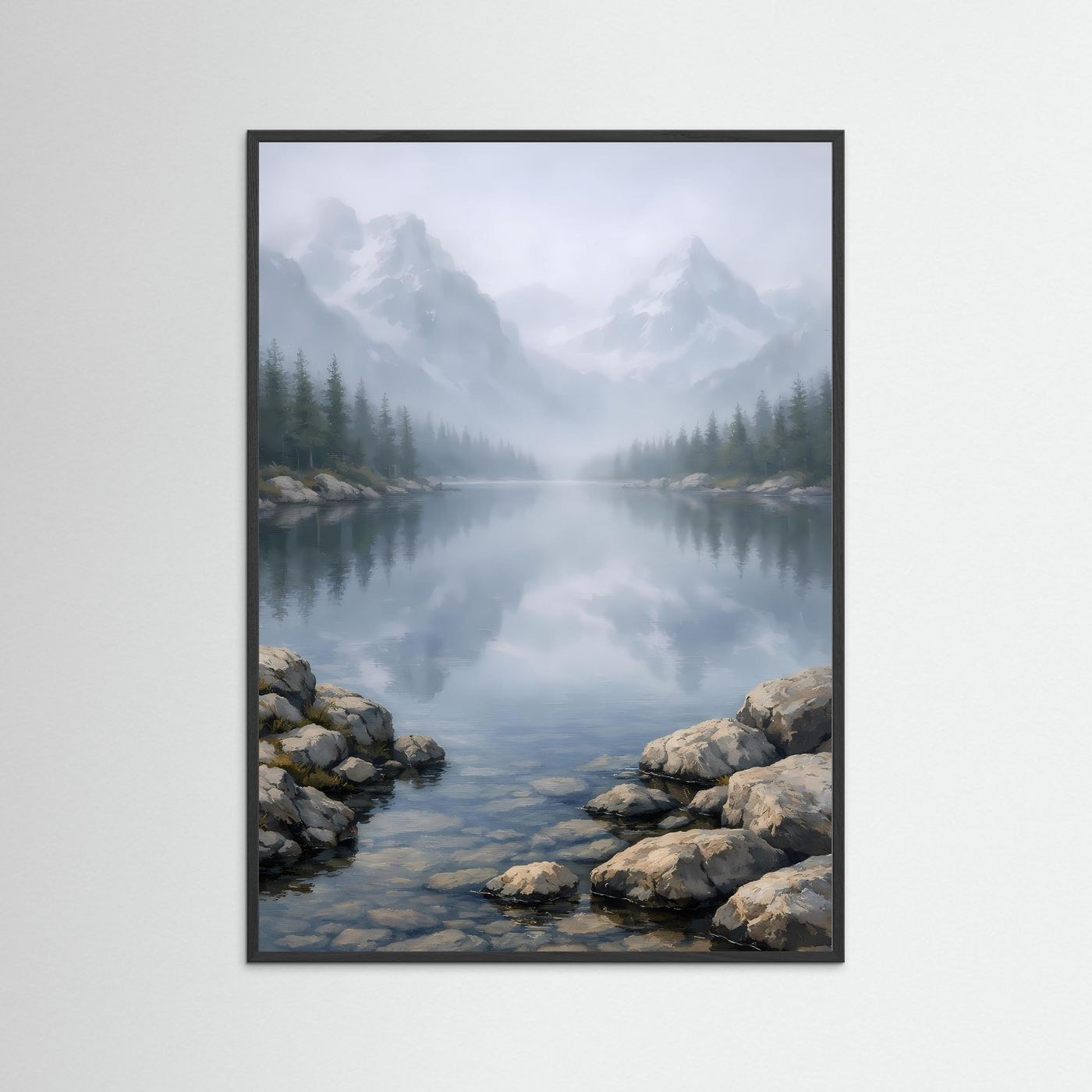 Hochformatiges Poster mit Bergsee im Nebel im schwarzen Rahmen