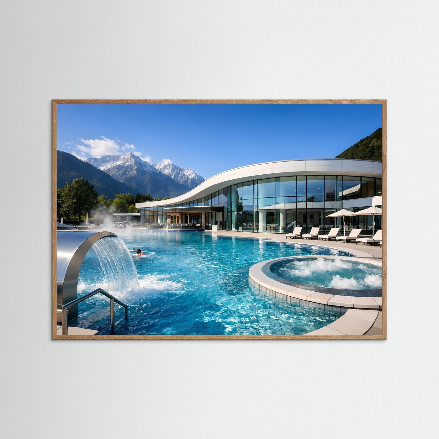 Gerahmtes Poster (brauner Rahmen) mit Pool, Wasserfontäne und Bergblick, Querformat