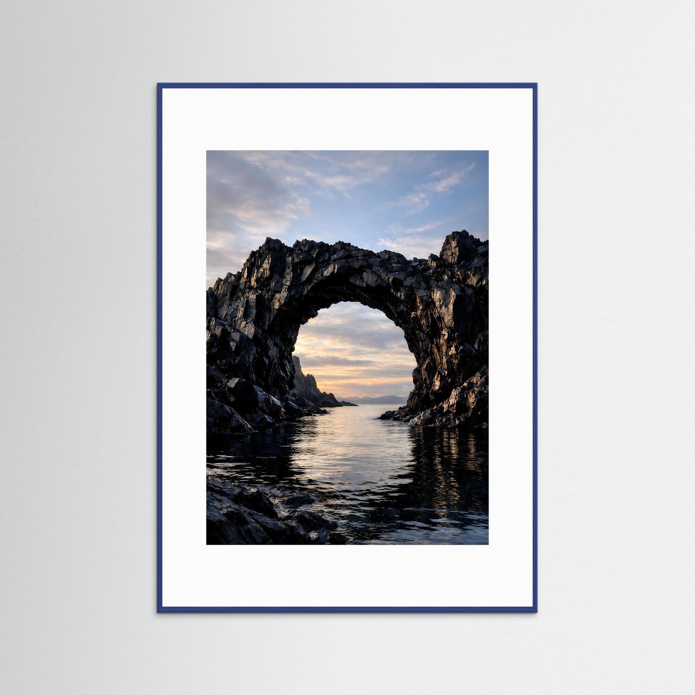 Kunstposter mit Felsentor-Motiv, blau gerahmt und mit weißem Passepartout