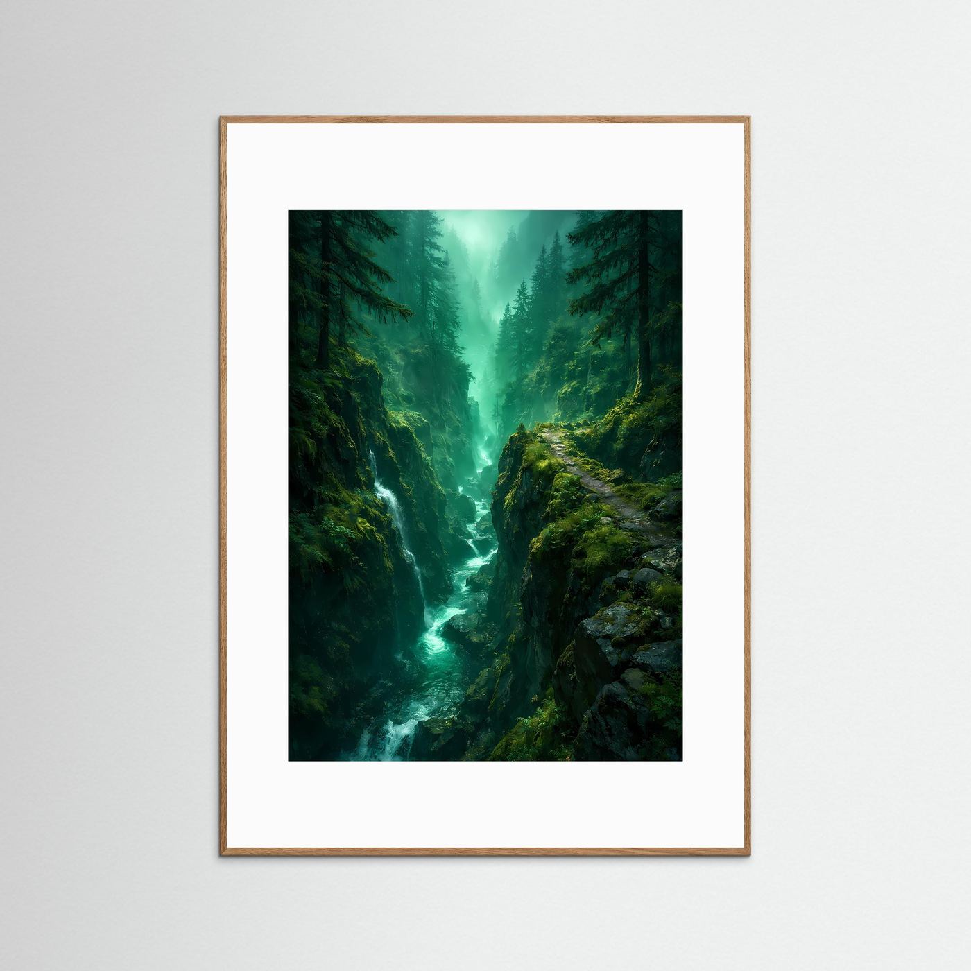 Naturposter mit smaragdgrüner Schlucht und Wasserlauf, heller Holzrahmen, Hochformat