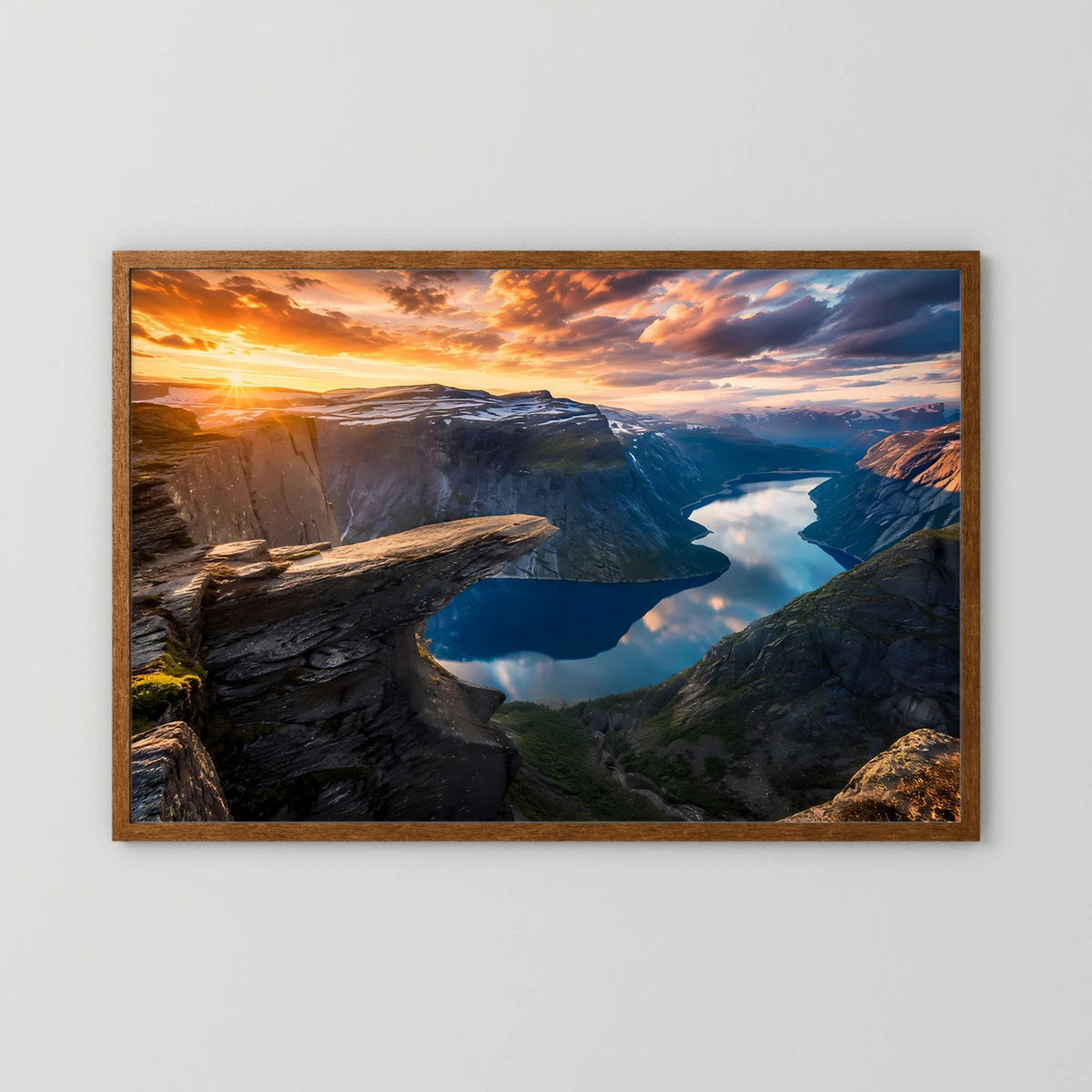 Poster im Querformat: Trolltunga-Felsen und Fjord bei Sonnenuntergang, brauner Holzrahmen