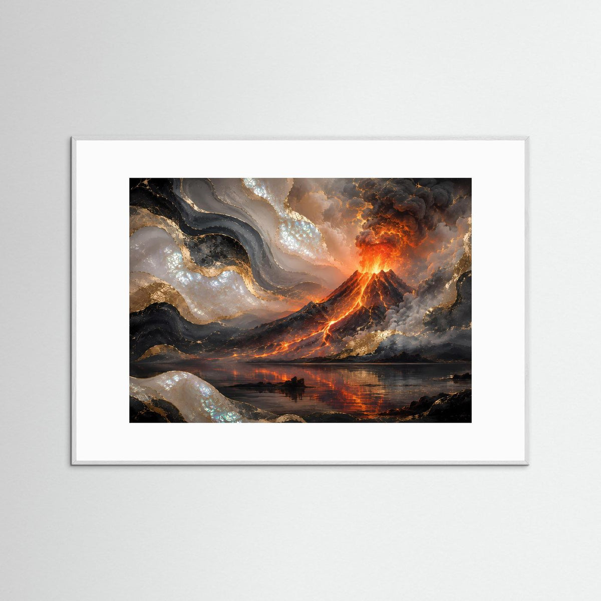 Vulkan-Poster: Lava und Rauch in Schwarz und Gold, perlmuttartige Wolken, Querformat, grauer Rahmen