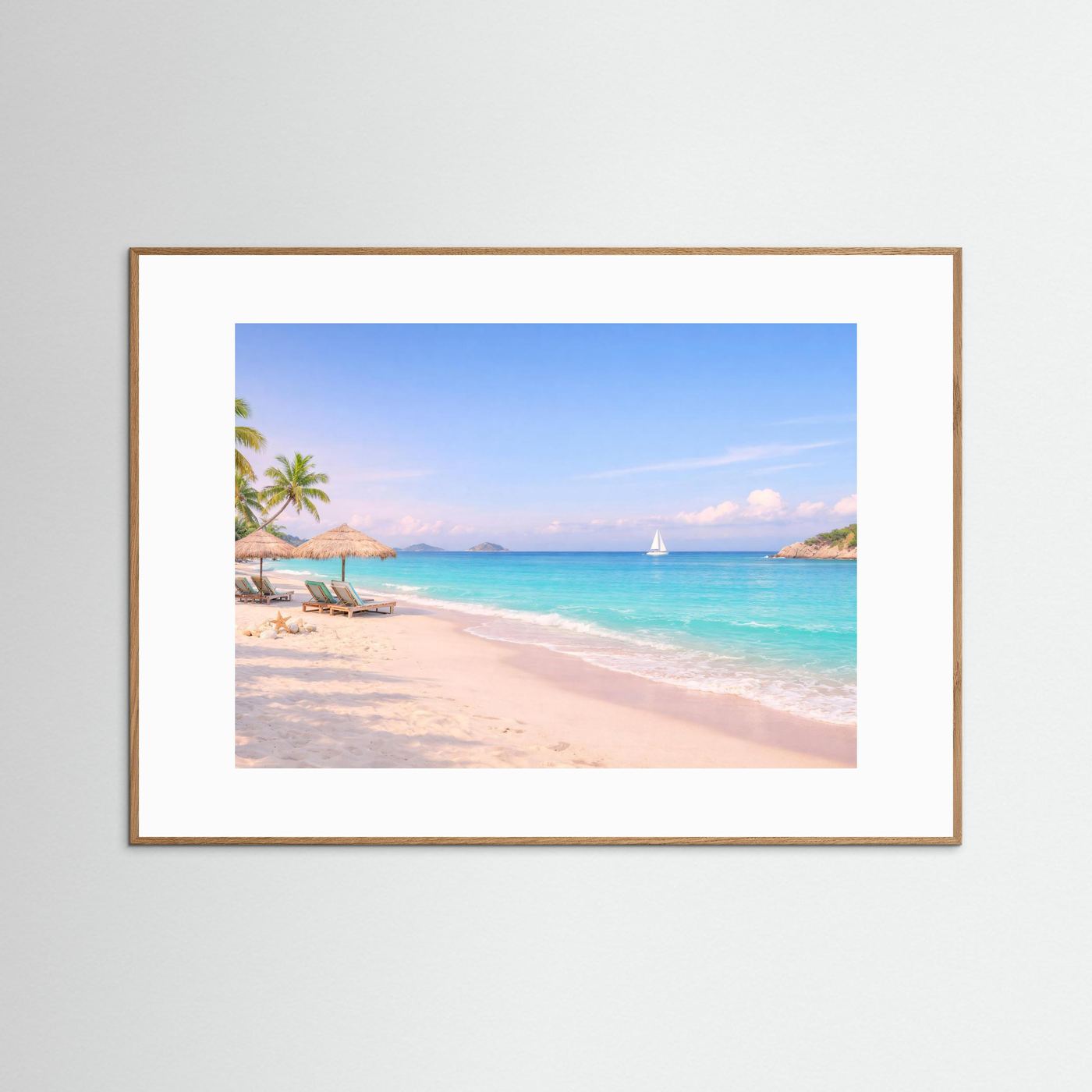 Strand-Poster mit Segelboot und Palmen am Sandstrand im braunen Holzrahmen