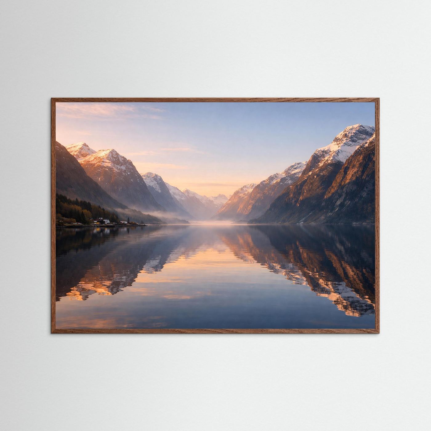 Naturposter im Querformat mit Fjord und Bergen, dunkelbrauner Holzrahmen, Spiegelung im Wasser