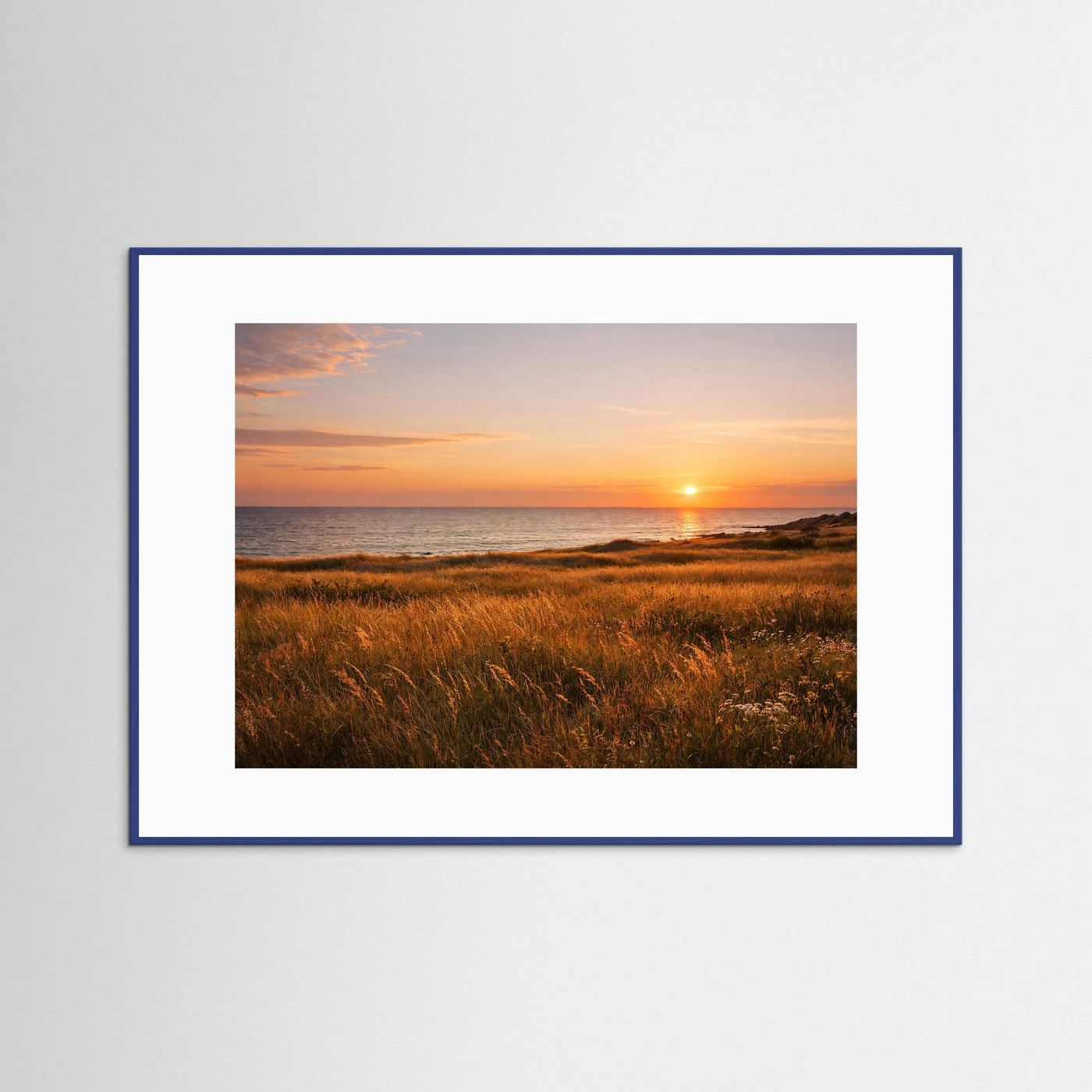 Naturposter im Querformat mit blauem Holzrahmen und Sonnenuntergang an der Küste