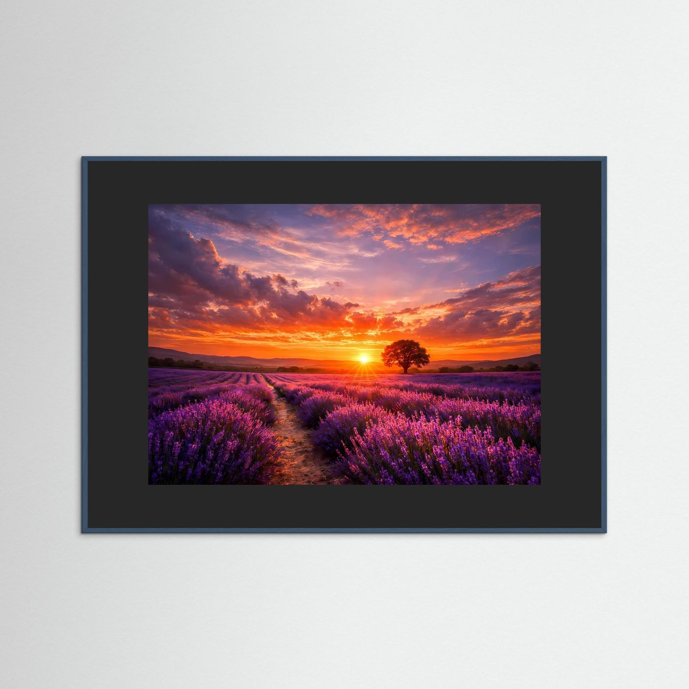 Poster mit schwarzem Holzrahmen und Lavendelfeld bei Sonnenuntergang.