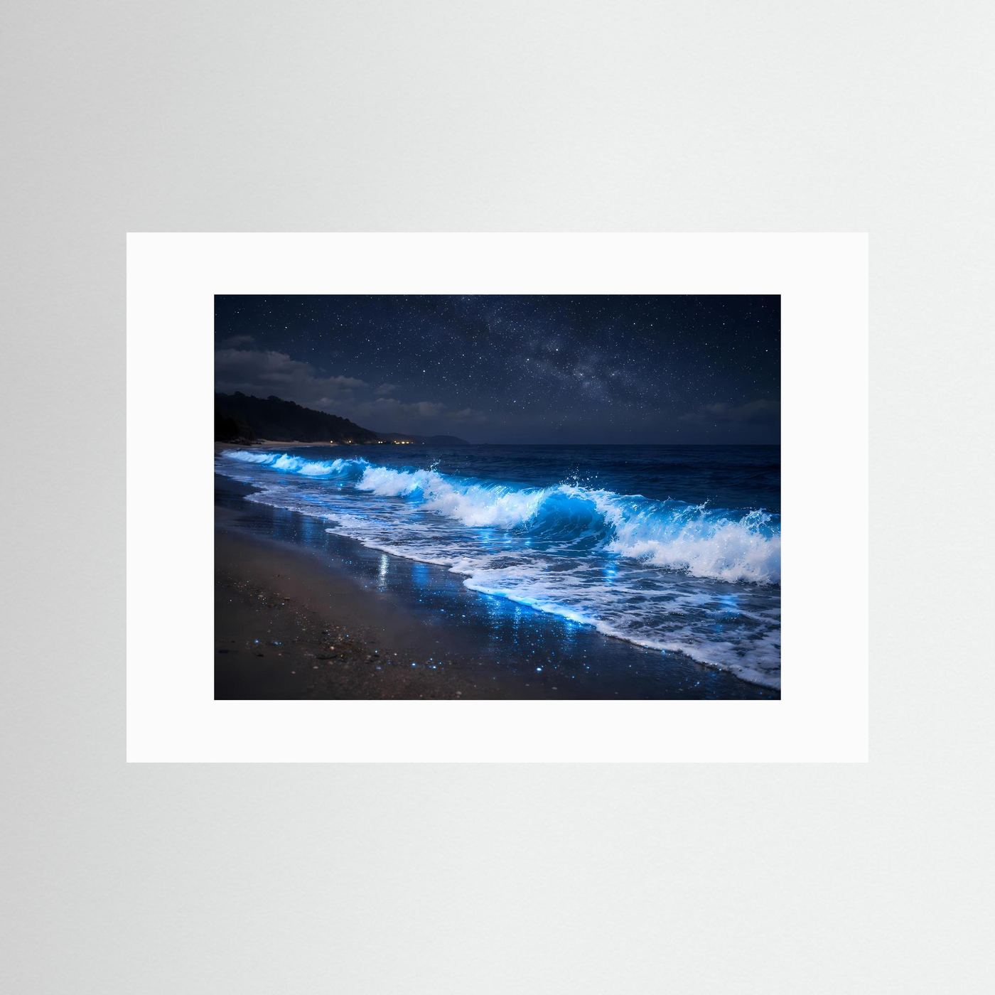 Poster mit Nachtstrand und blau leuchtenden Wellen mit weißem Rand, Querformat