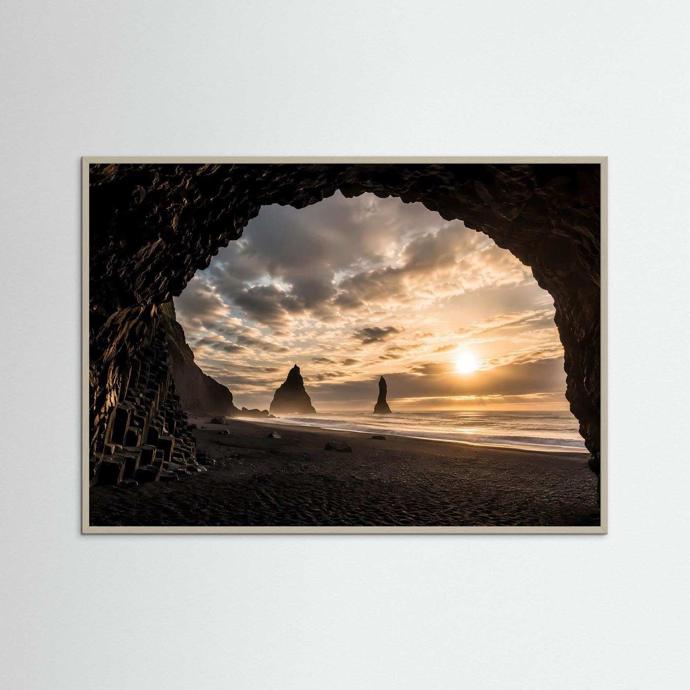Horizontales Poster mit Meeresküste und Felsenhöhle am schwarzen Strand im grauem Rahmen