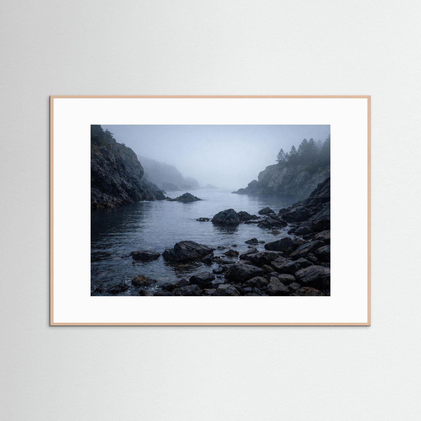 Mystische Küste im Nebel | Felsen & Ozean Poster Querformat