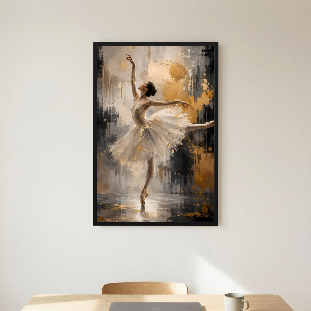 Hochformatiges Poster mit Ballerina im cremefarbenen Tutu, im schwarzen Rahmen
