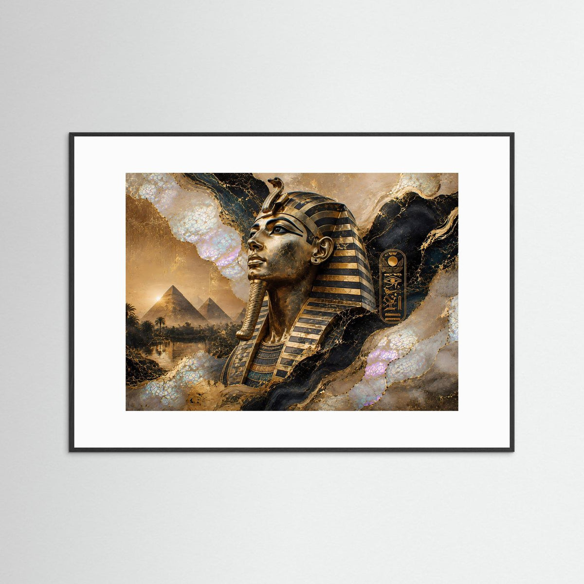 Querformat-Poster im schwarzen Rahmen mit weißem Rand: ägyptischer Pharao in Gold und Perlmutt