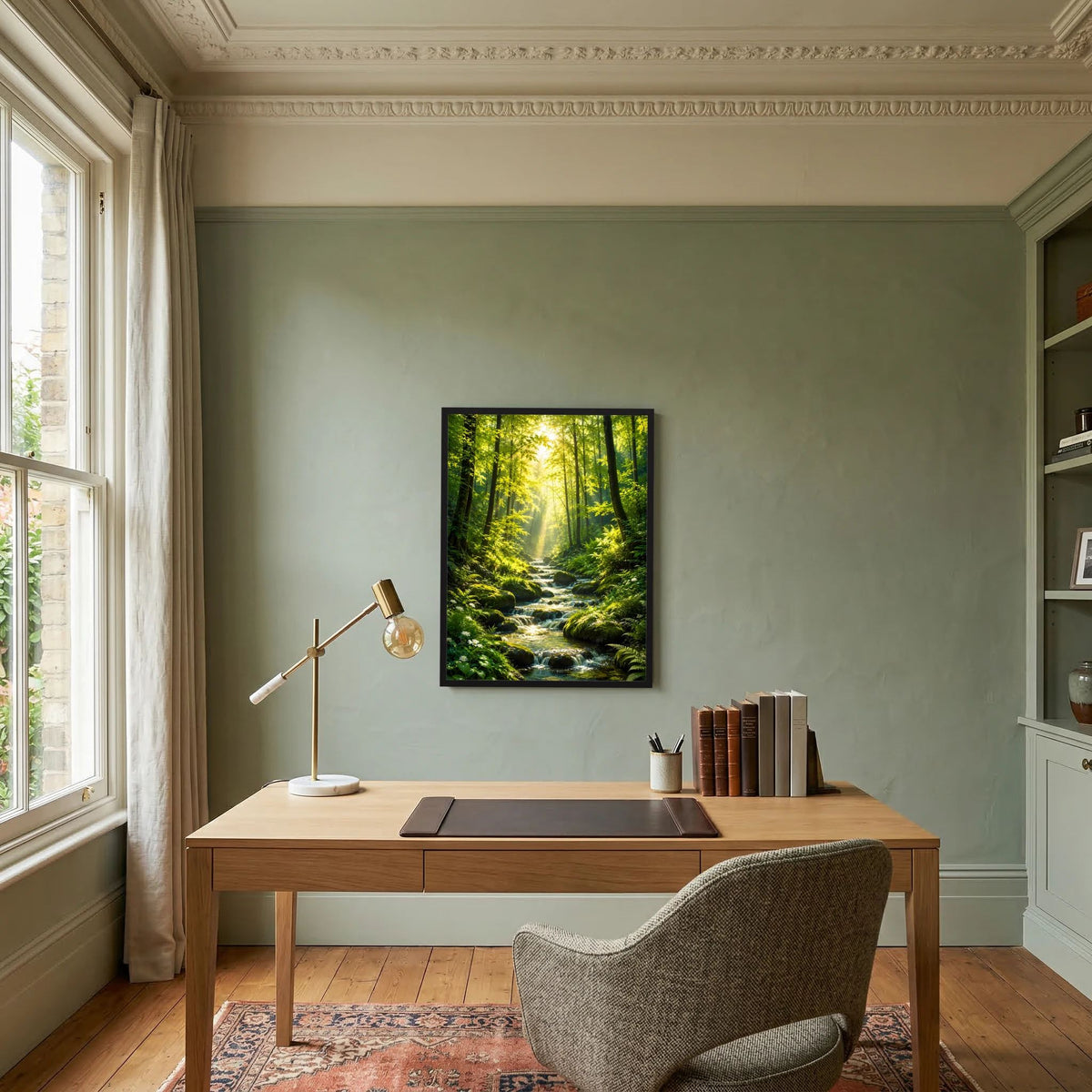 Schwarz gerahmtes Hochformat-Poster mit Waldbach und Lichtstrahlen im grünen Wald