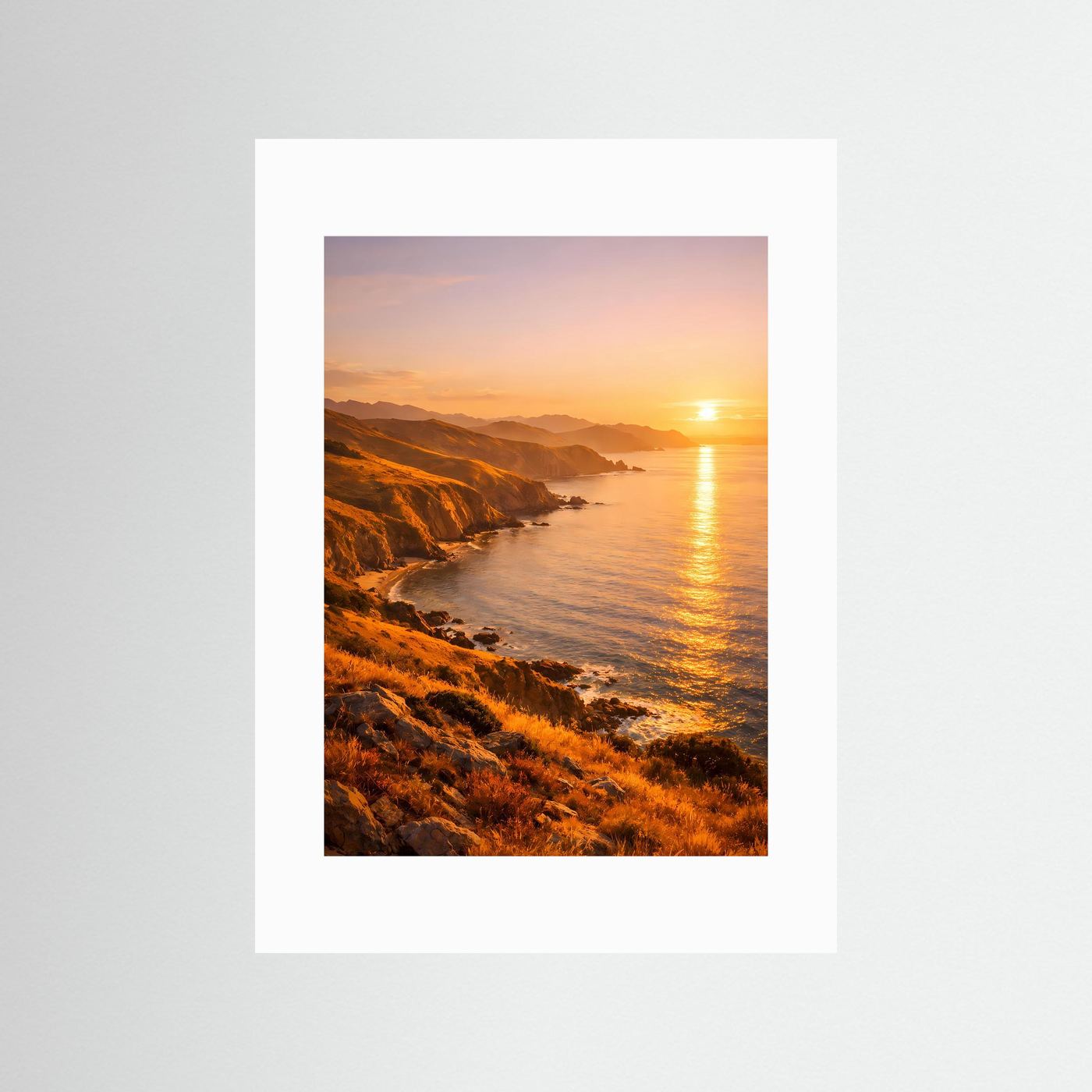 Vertikales Küsten-Poster mit Steilufern und Sonnenuntergang, mit weißem Passepartout