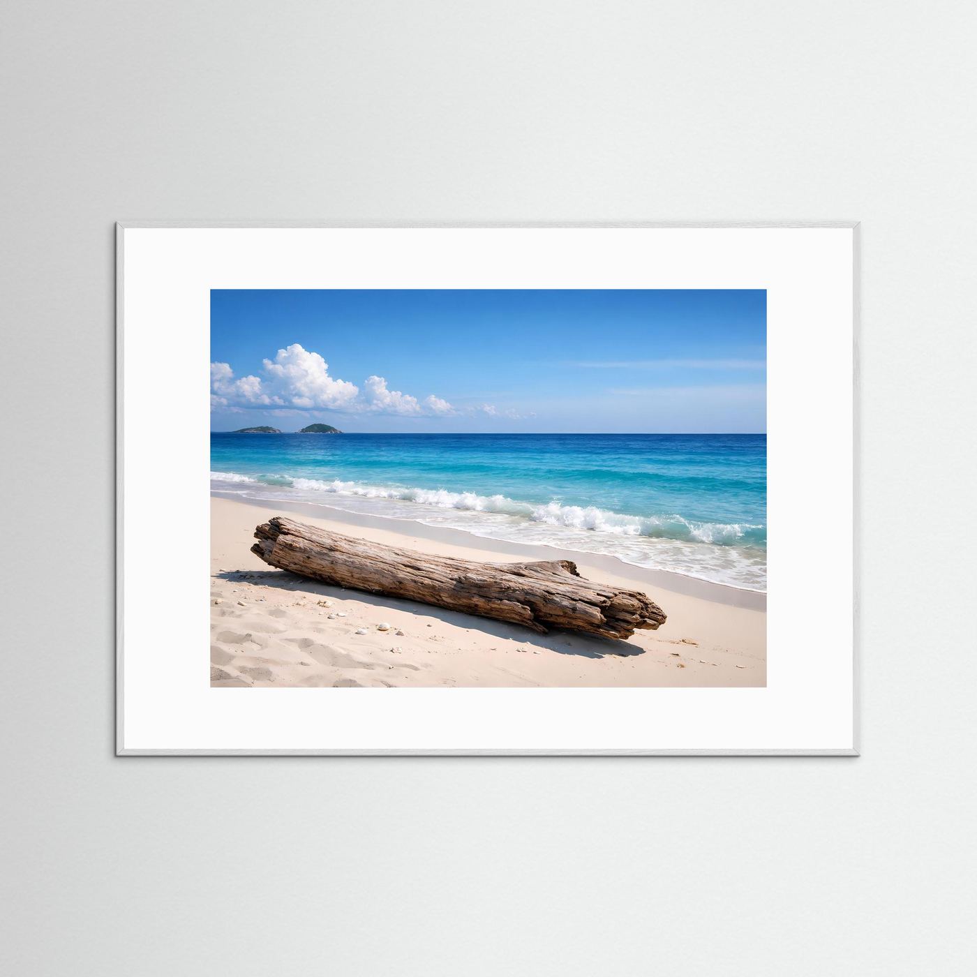 Meer-Naturposter mit Treibholz am Strand, Panorama, weißer Rahmen