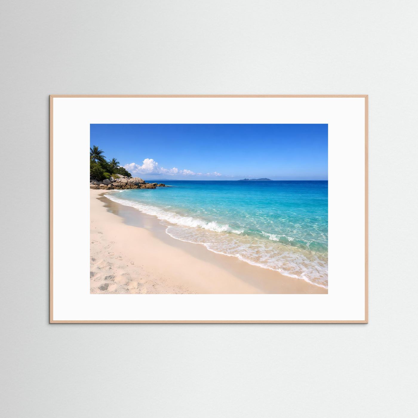 Strandposter mit türkisfarbenem Meer und Sandstrand, beige-brauner Holzrahmen